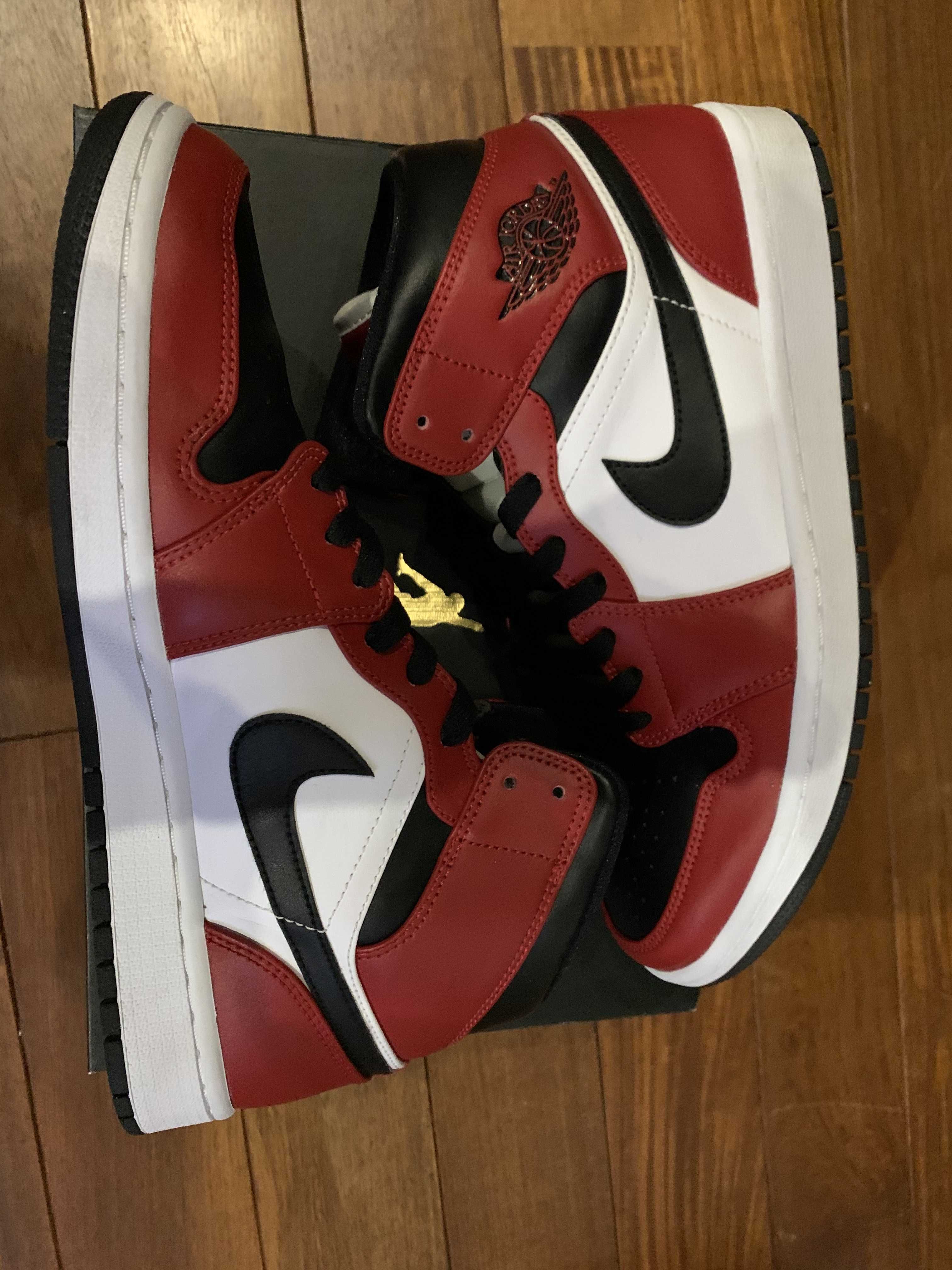 Nike Air Jordan 1 Mid "Chicago Black Toe"