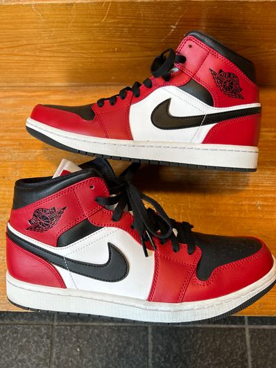 Nike Air Jordan 1 Mid "Chicago Black Toe"