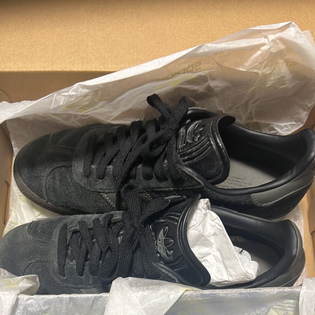 adidas Gazelle Low "Core Black/Gold Metallic/Gum"