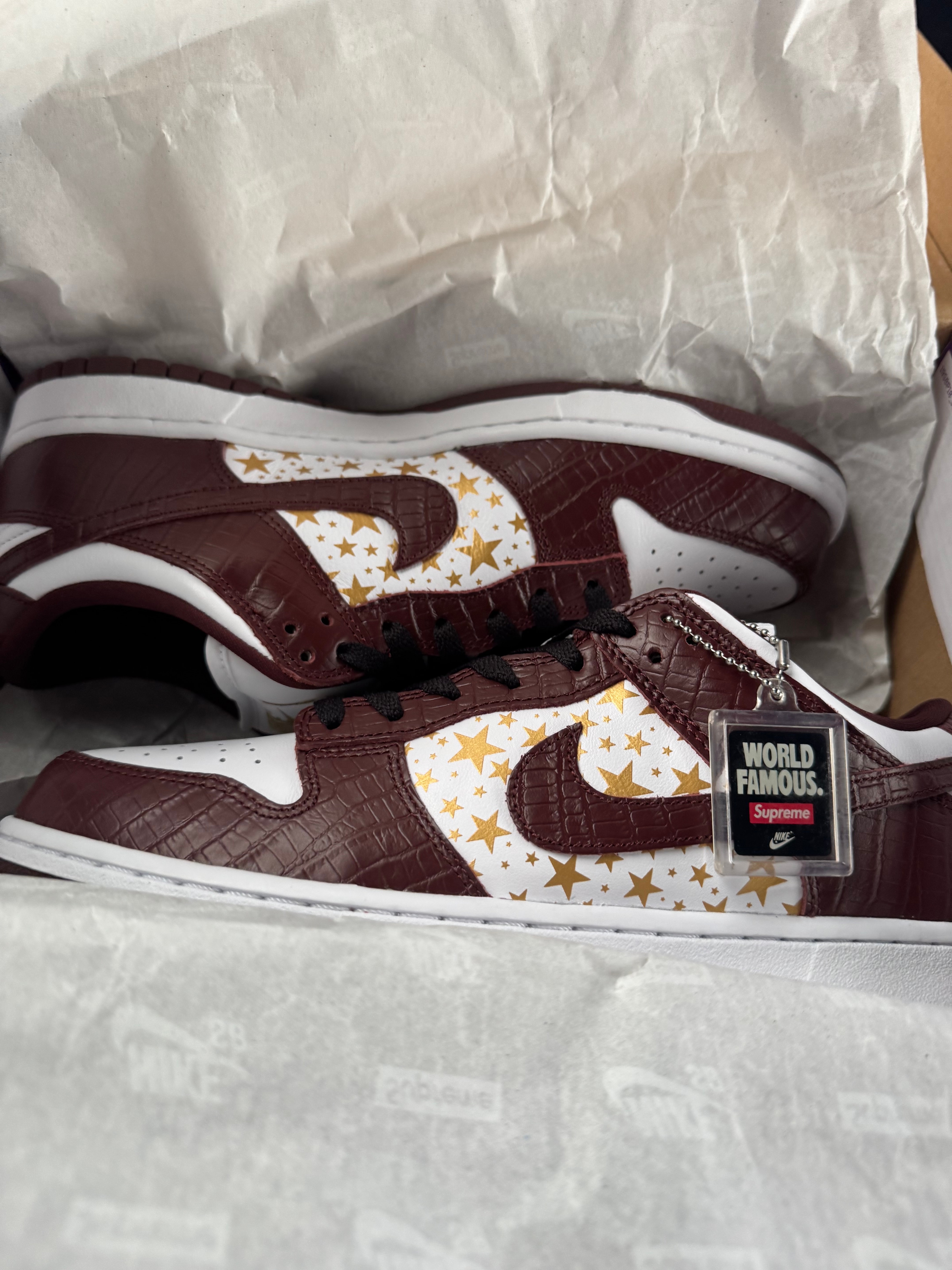 シュプリーム × ナイキ SB ダンク ロー OG QS ゴールドスターズ "ホワイト/バークルートブラウン"