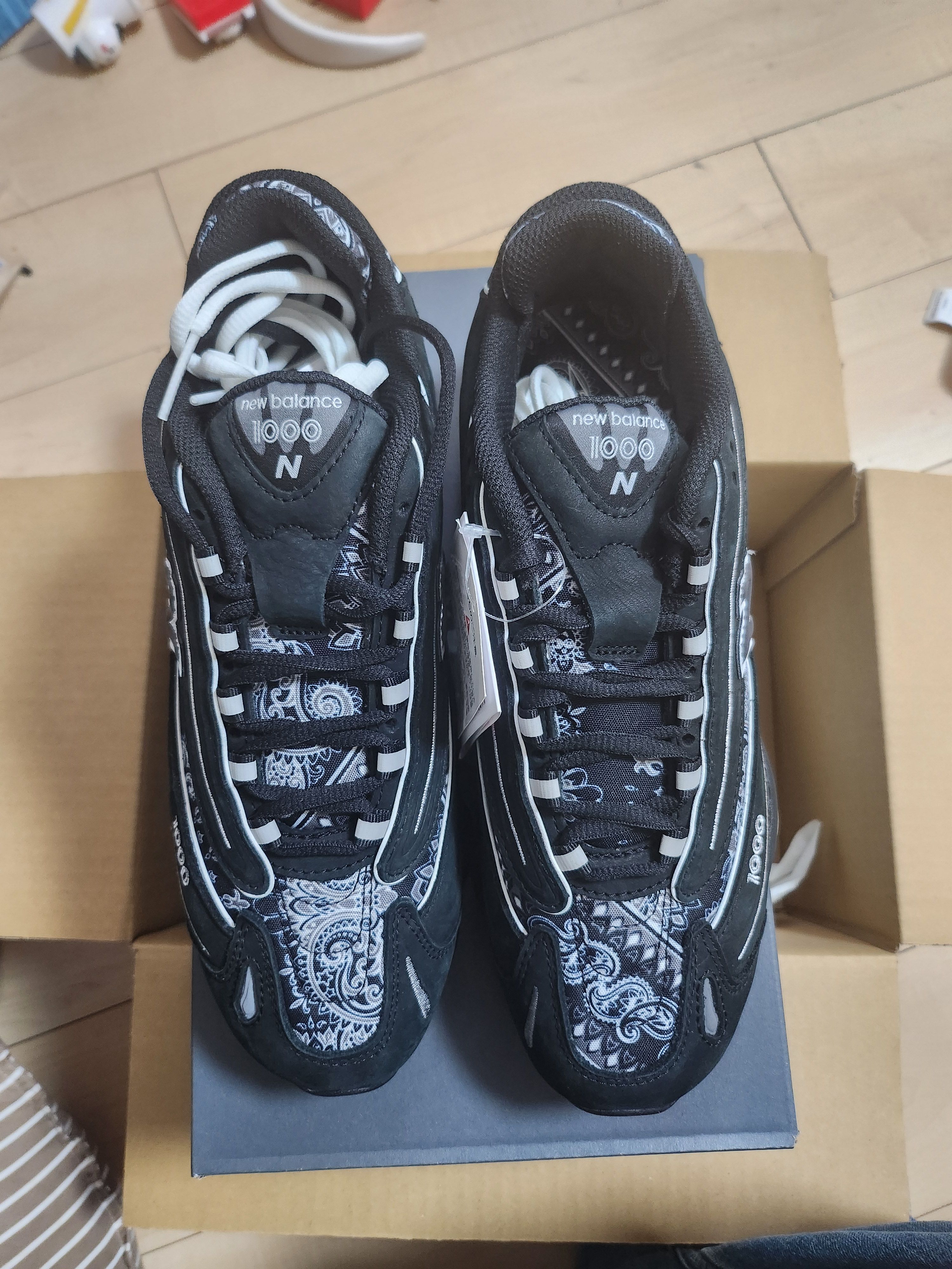 アトモス × ニューバランス 1000  