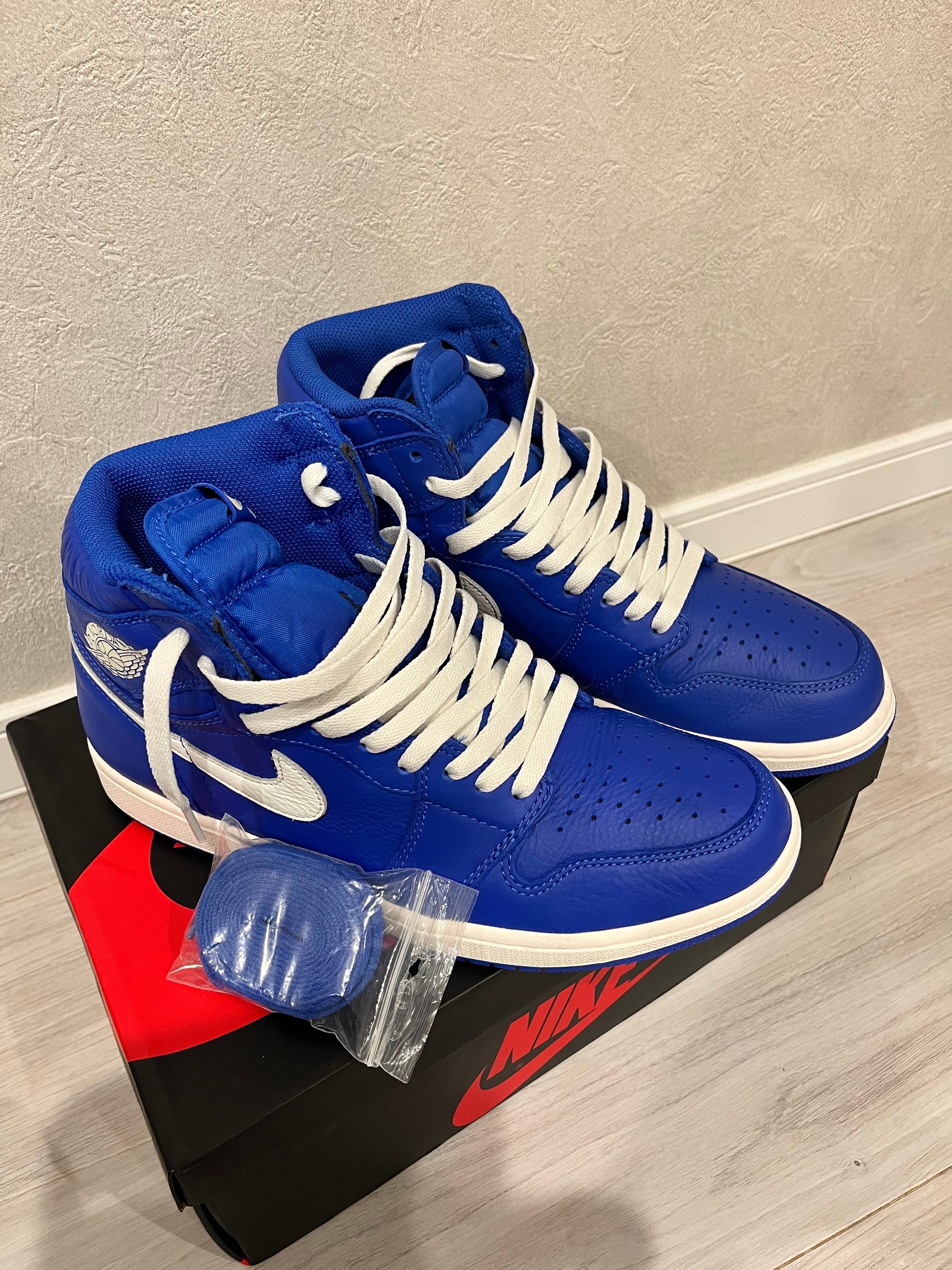 Nike Air Jordan 1 Retro High "Hyper Royal"