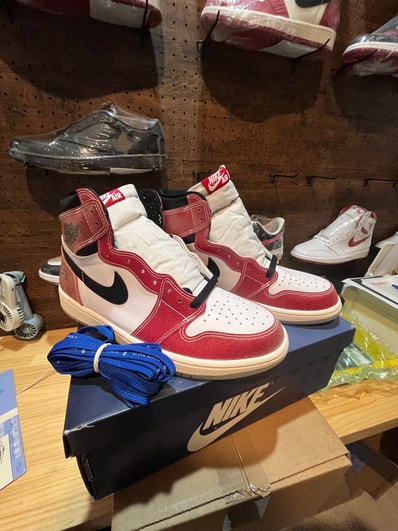 Trophy Room × Nike Air Jordan 1 Retro High "Chicago" (Friends and Family) (Blue Laces)