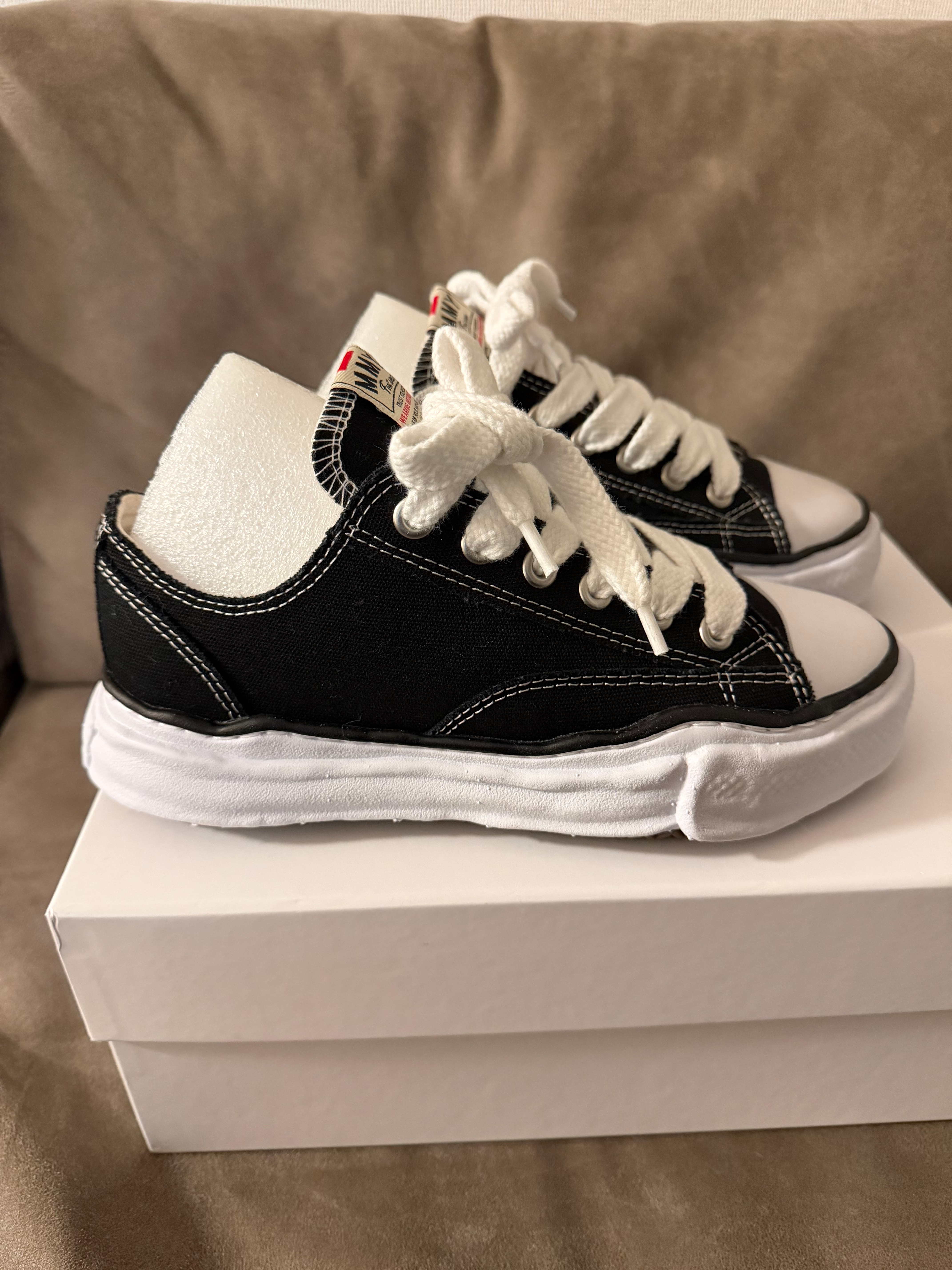 メゾンミハラヤスヒロ ピーターソン OG ソール キャンバス ロートップ スニーカー "ブラック" (A01FW702)