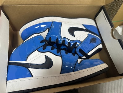Nike GS Air Jordan 1 Mid SE "Signal Blue"