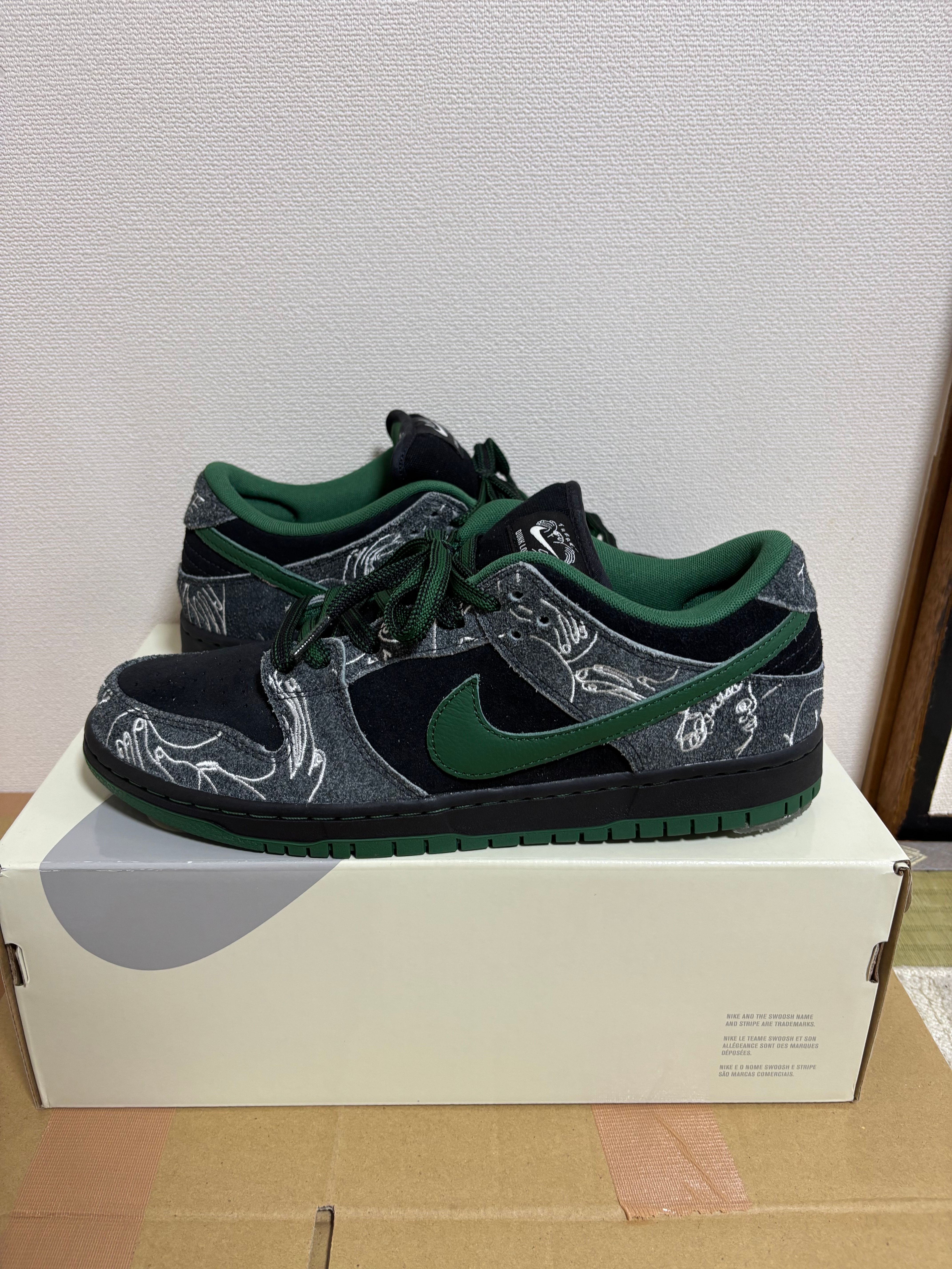 There Skateboards × Nike SB Dunk Low Pro "Anthracite and Gorge Green"