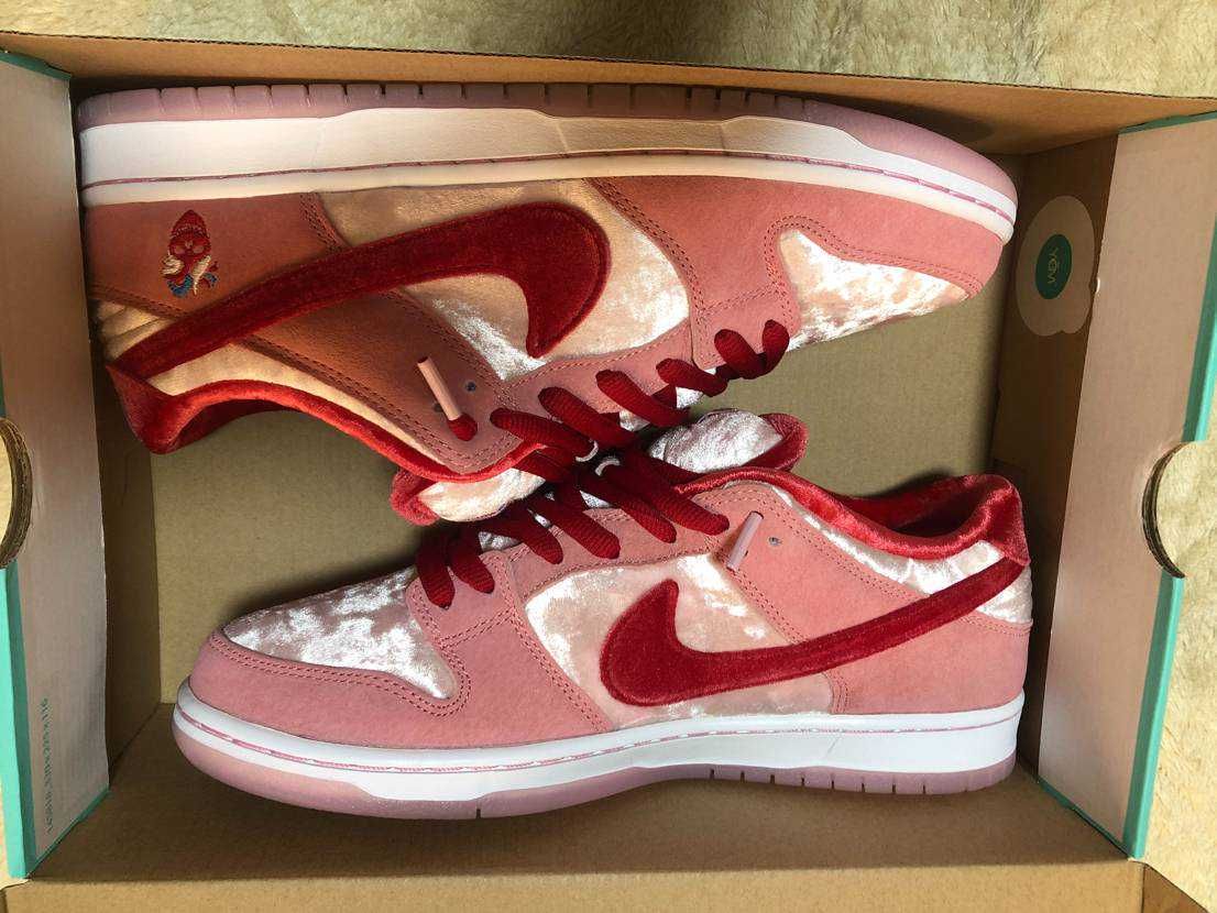 Strangelove × Nike SB Dunk Low "Valentine’s Day"