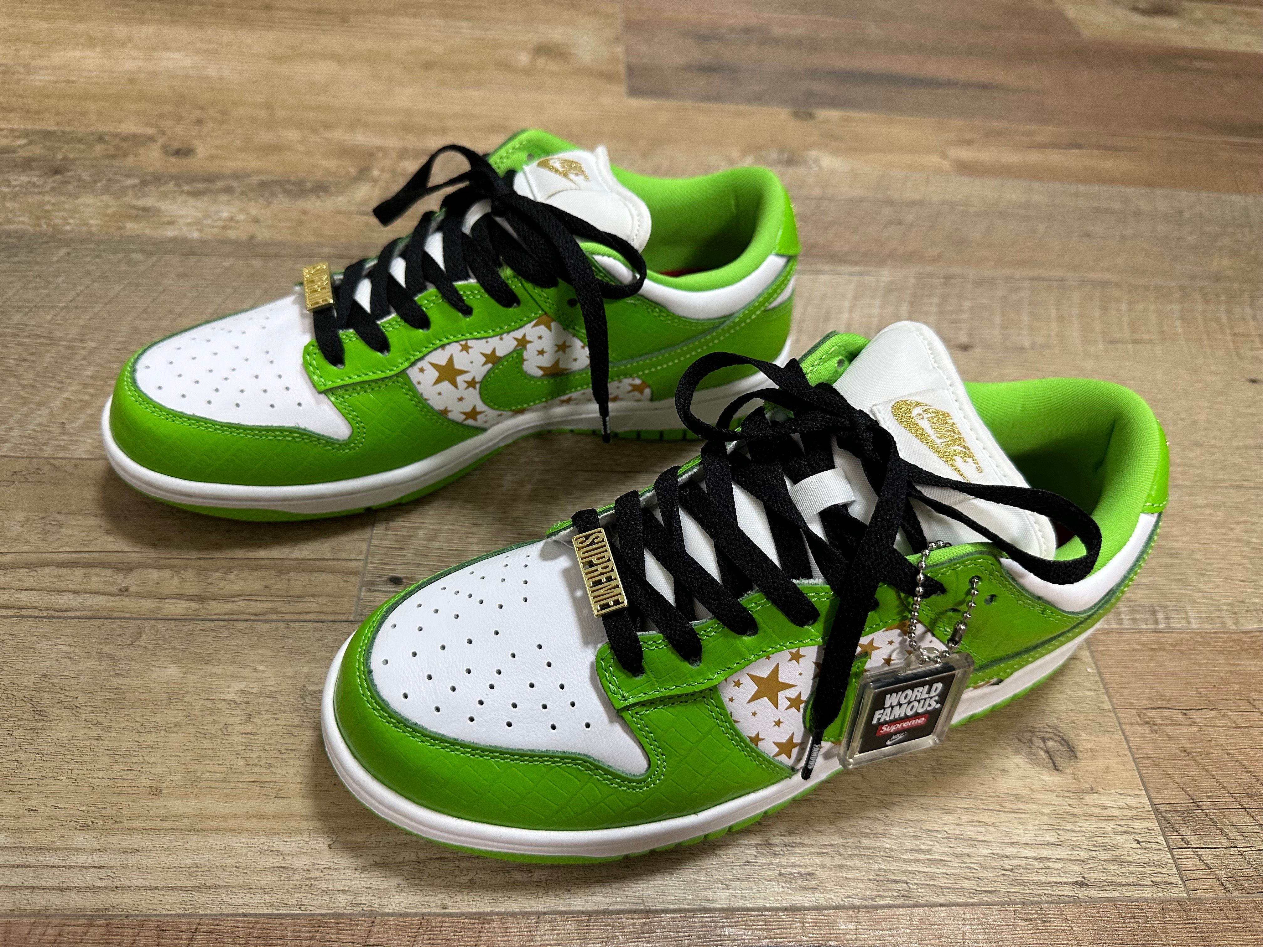Supreme × Nike SB Dunk Low OG QS Gold Stars "White/Mean Green"