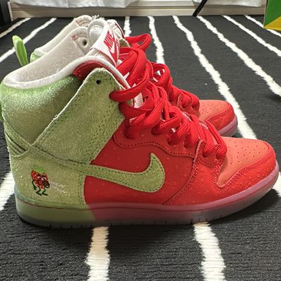 Nike SB Dunk High "Strawberry Cough"