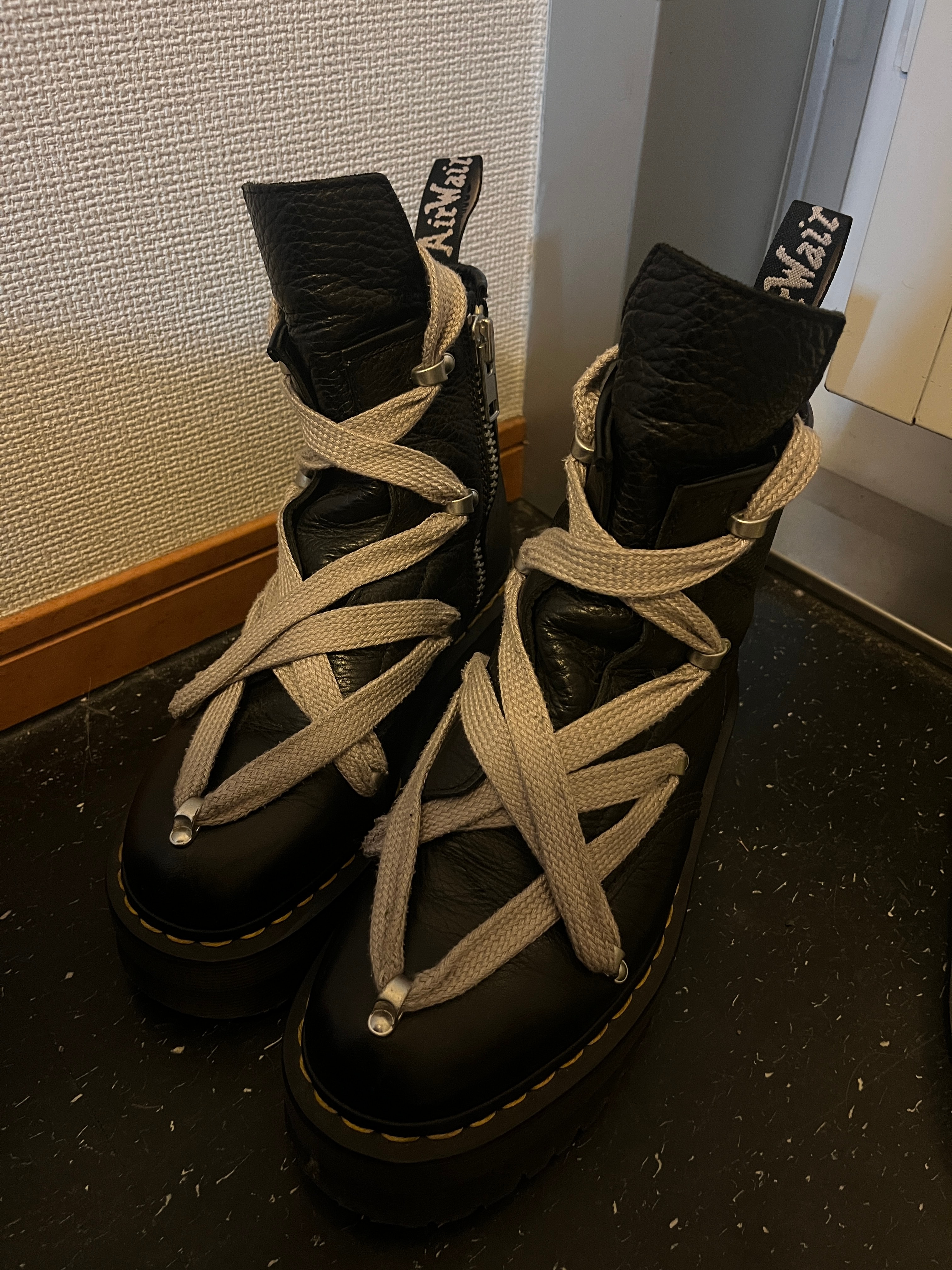 リックオウエンス × ドクターマーチン 1460 クワッド ペント 8ホール ブーツ "ブラック"(厚底 ブーツ)