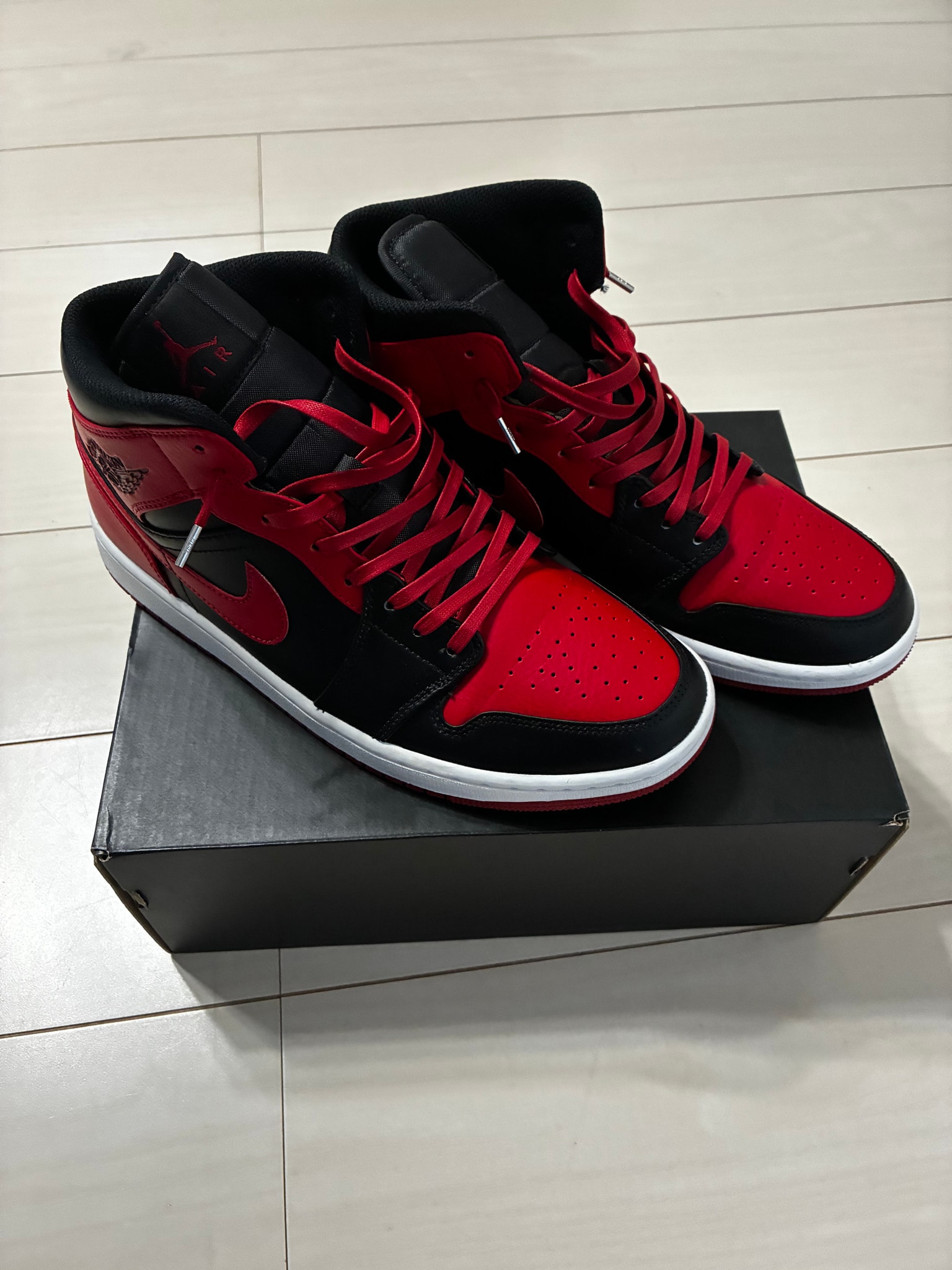 Nike Air Jordan 1 Mid "Bred"