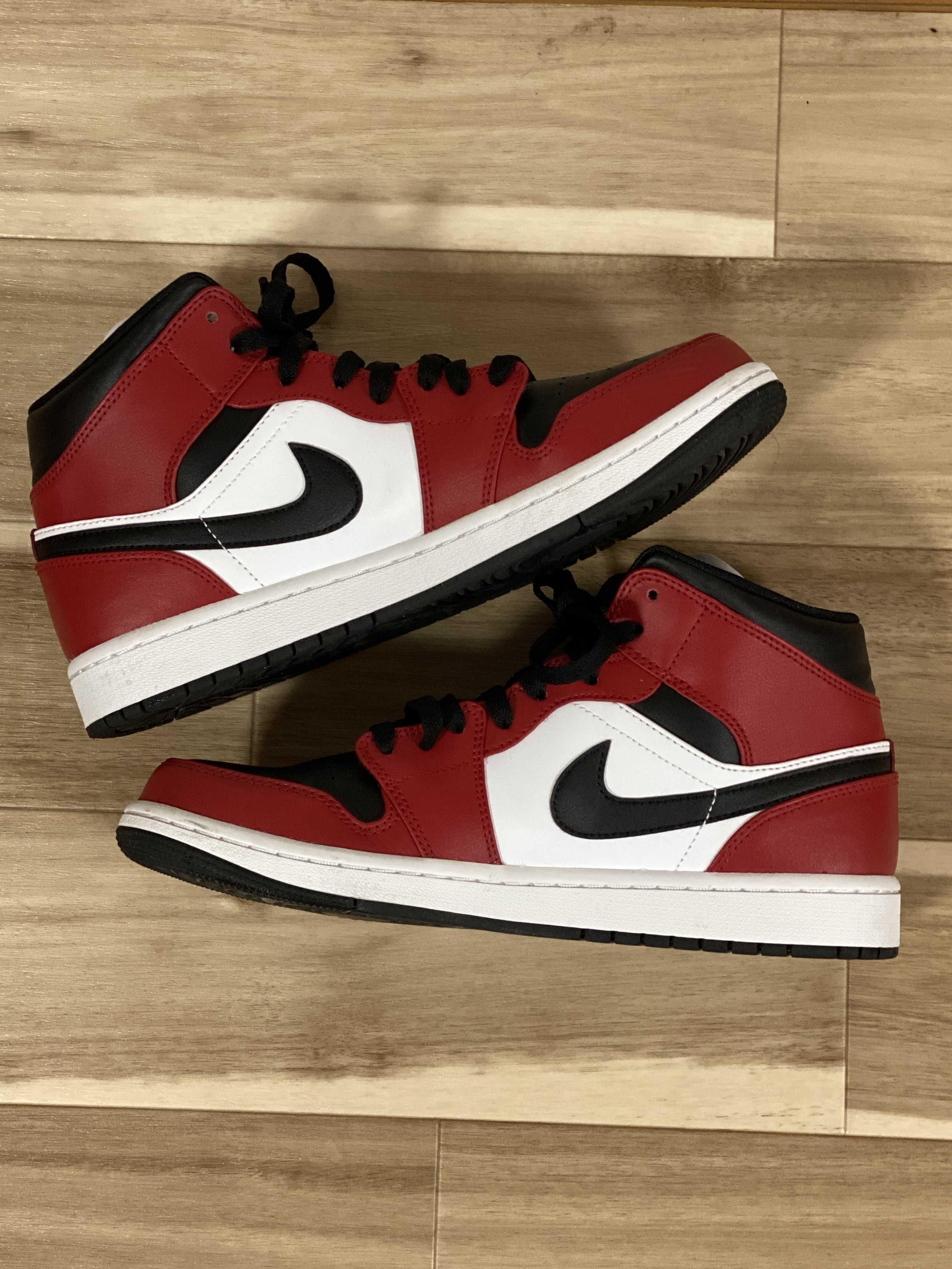 Nike Air Jordan 1 Mid "Chicago Black Toe"
