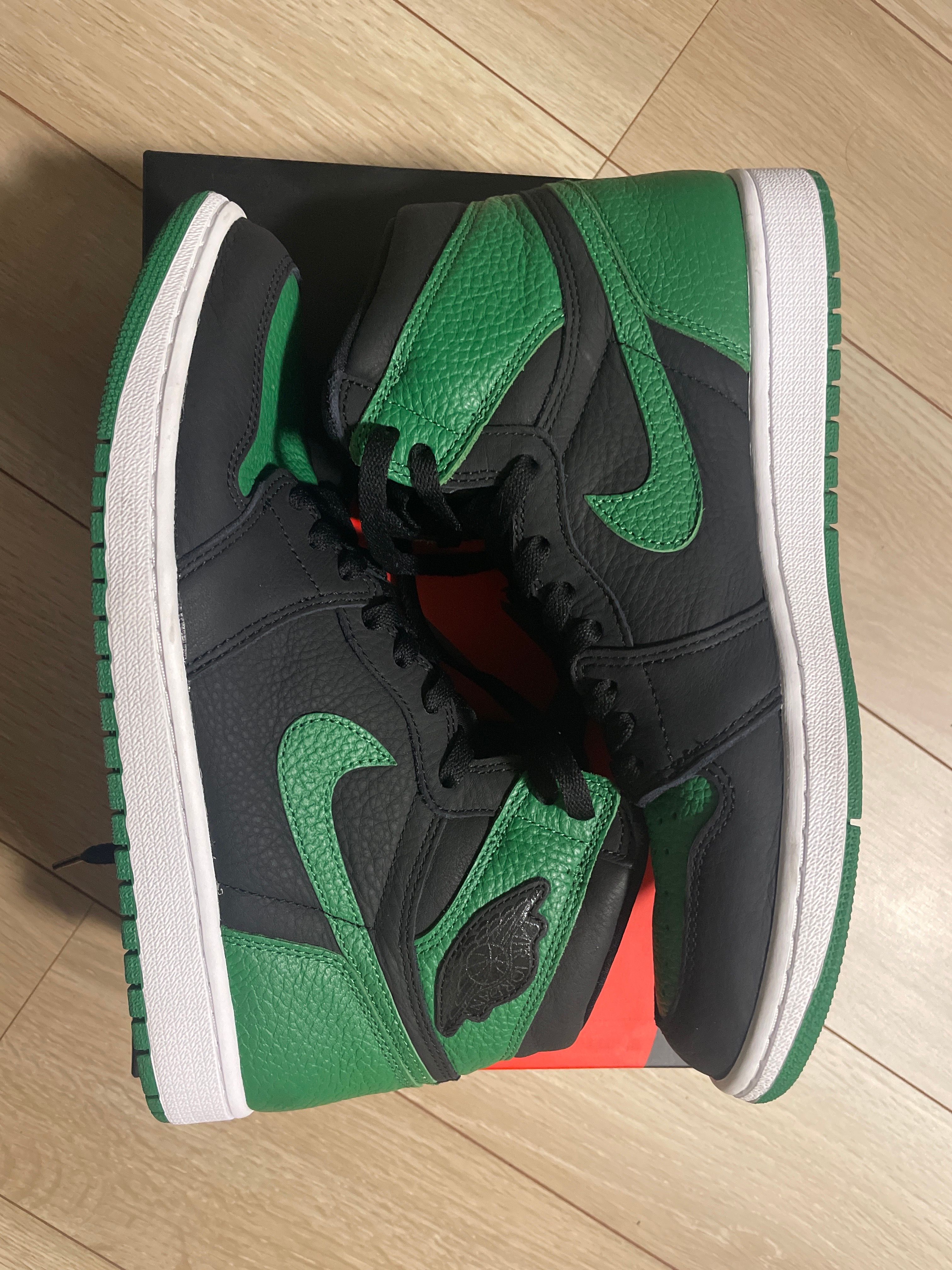 Nike Air Jordan 1 Retro High OG "Black/Pine Green" (2020)      