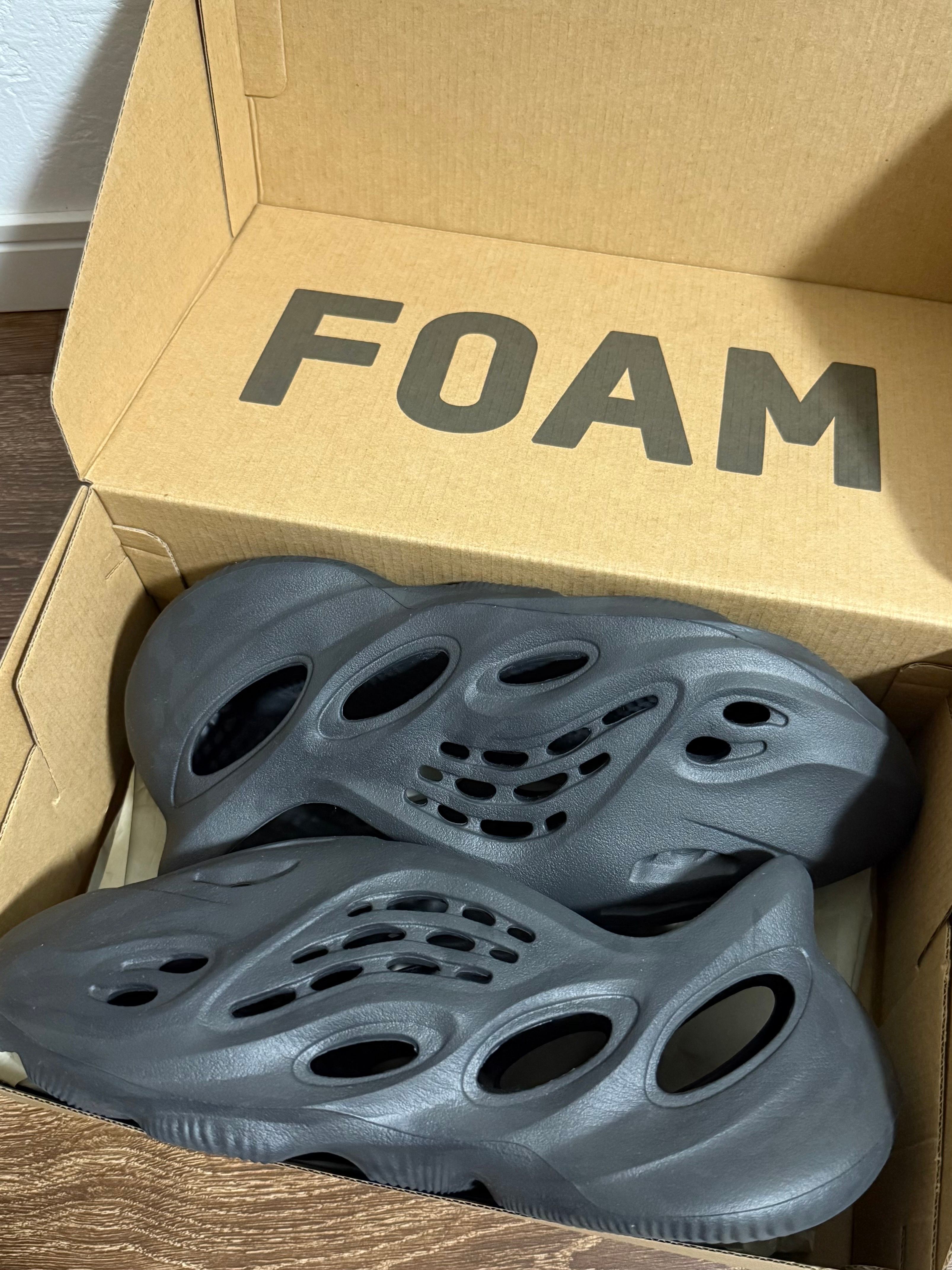 イージフォームランナー Yeezy Foam Runner(イージー フォームランナー) 人気の新作/中古