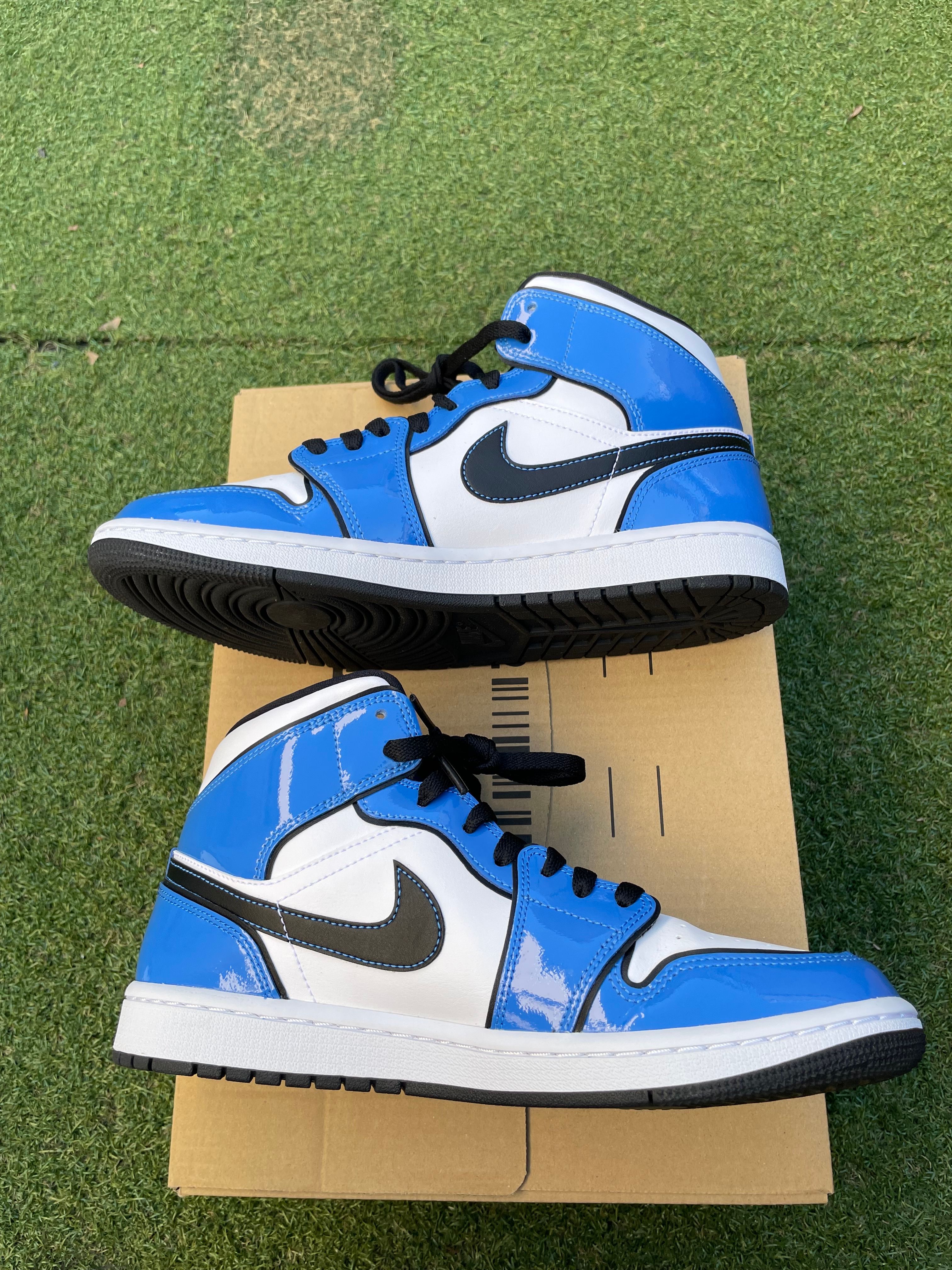 Nike Air Jordan 1 Mid SE "Signal Blue"