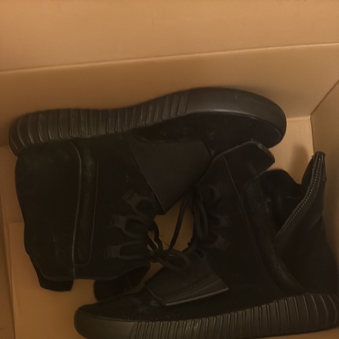 adidas YEEZY Boost 750 "Triple Black"