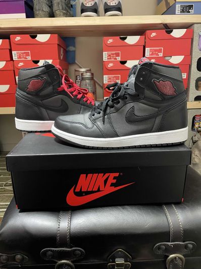 Nike Air Jordan 1 Retro High OG "Black/Metallic Silver/Gym Red"