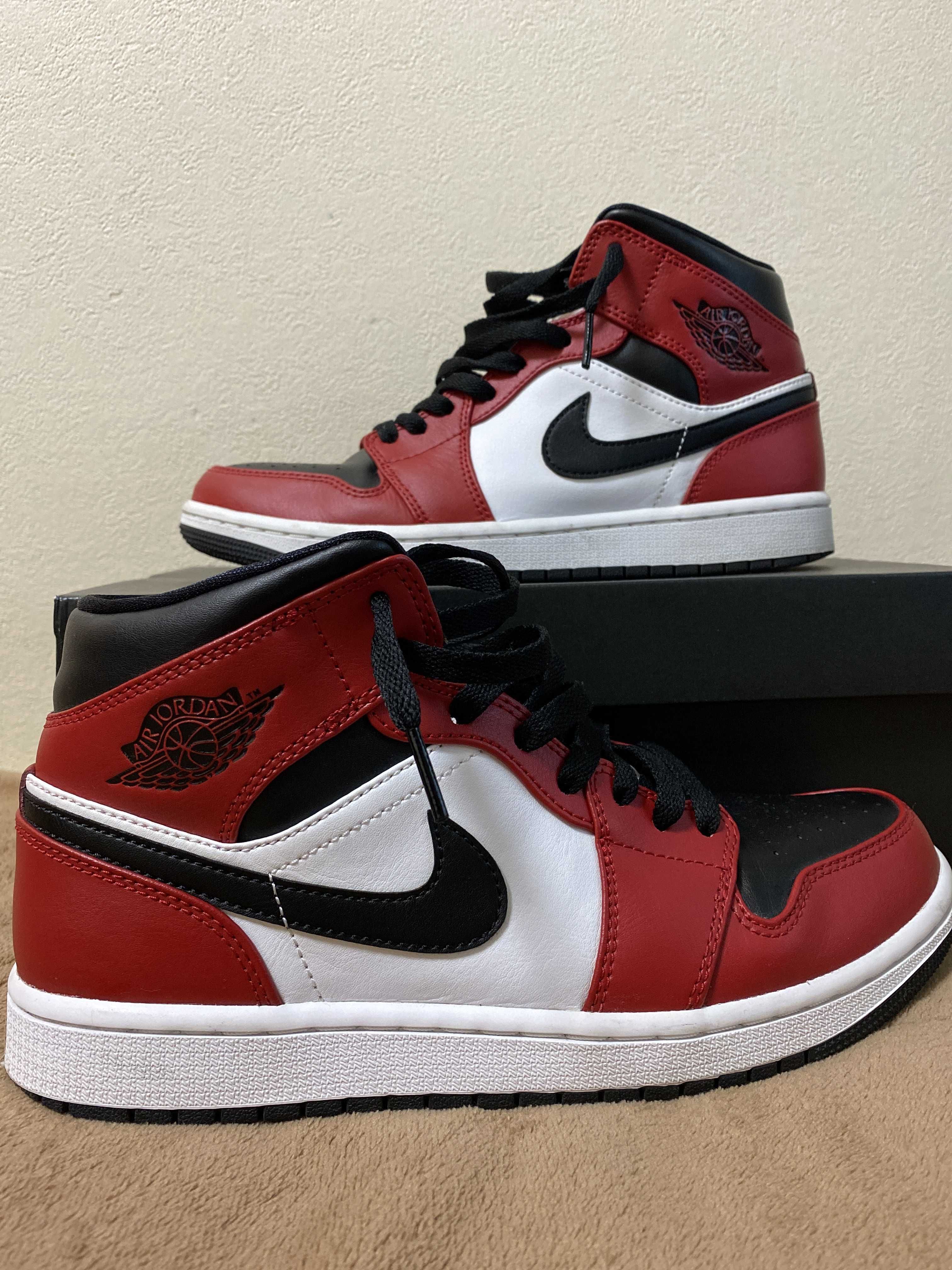 Nike Air Jordan 1 Mid "Chicago Black Toe"