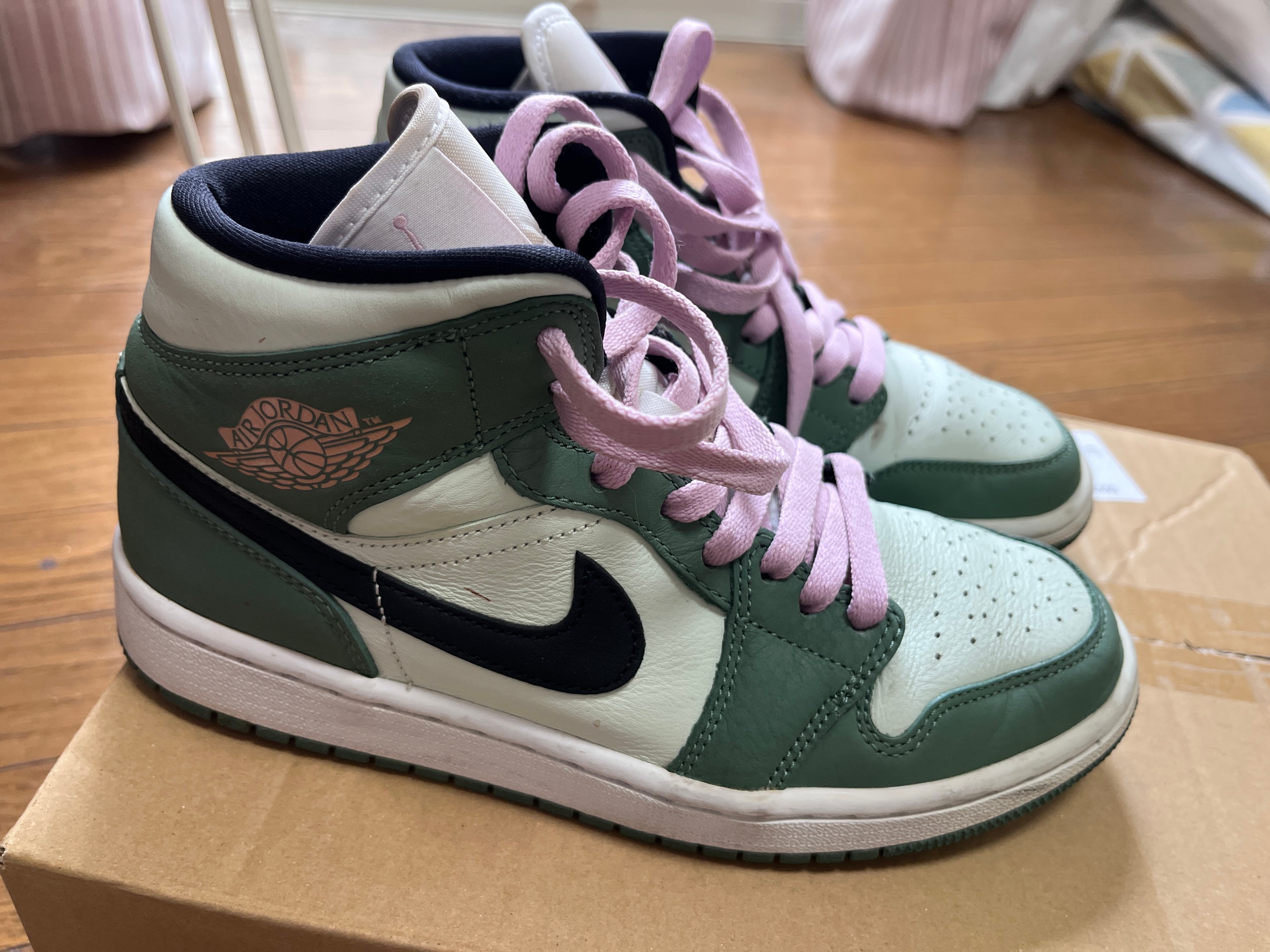 Nike Women's Air Jordan 1 Mid SE "Dutch Green"