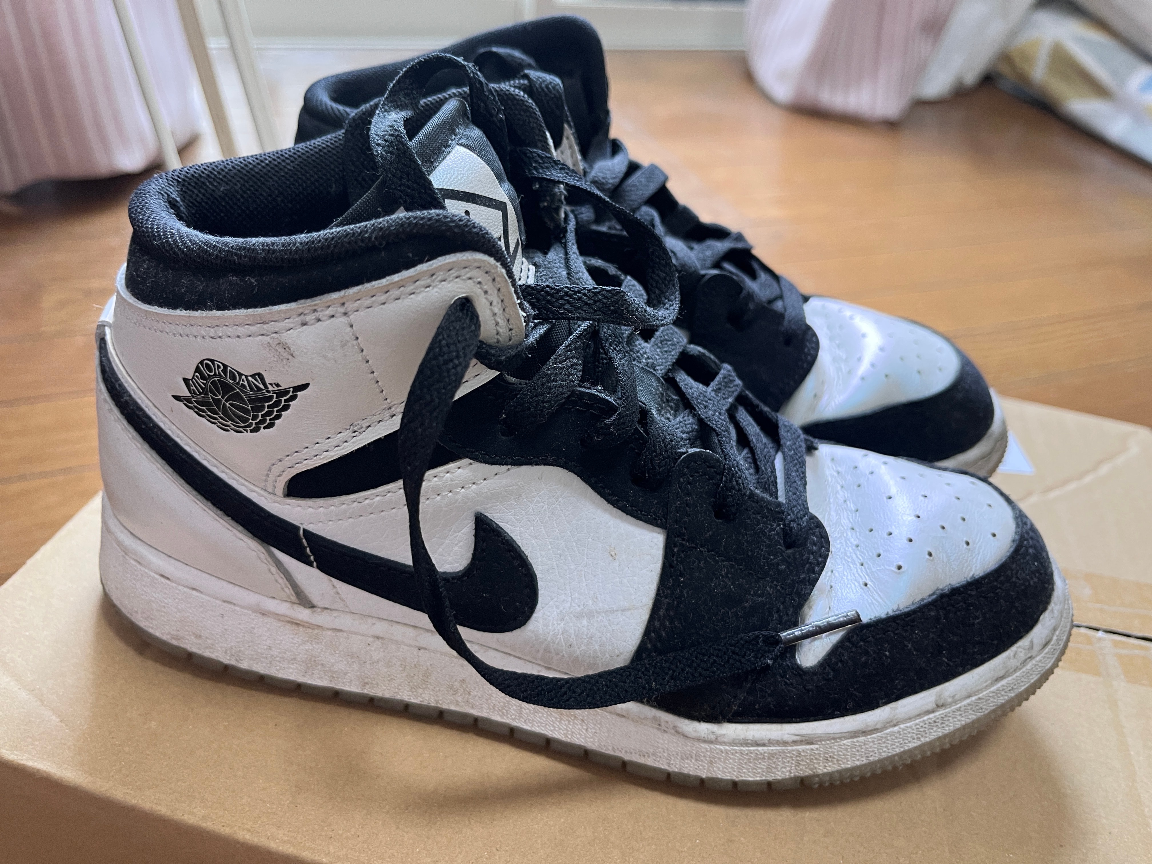 Nike GS Air Jordan 1 Mid "Omega/Black/White"