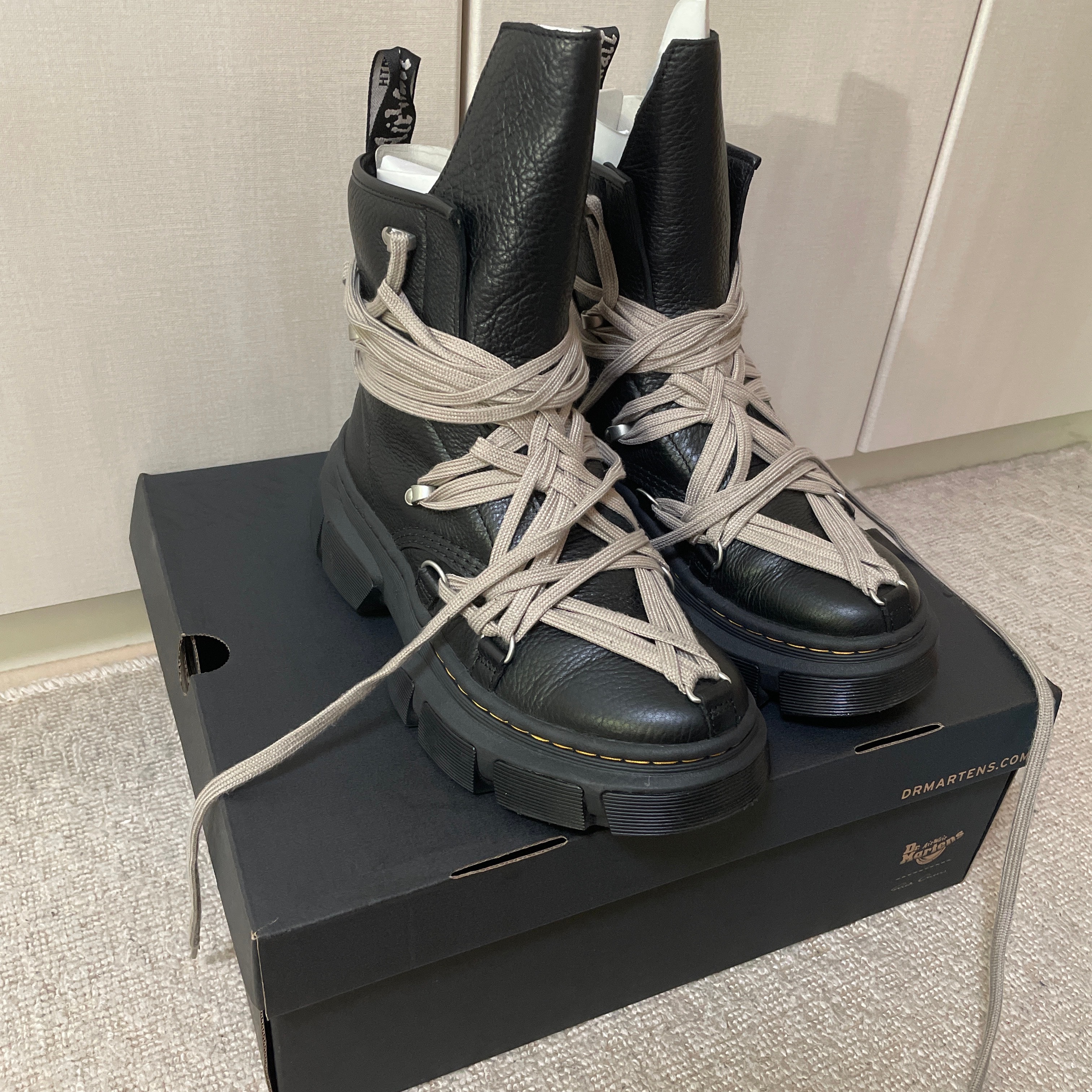 リックオウエンス × ドクターマーチン 1460 DMXL メガ レースブーツ "ブラック" (厚底 ブーツ)