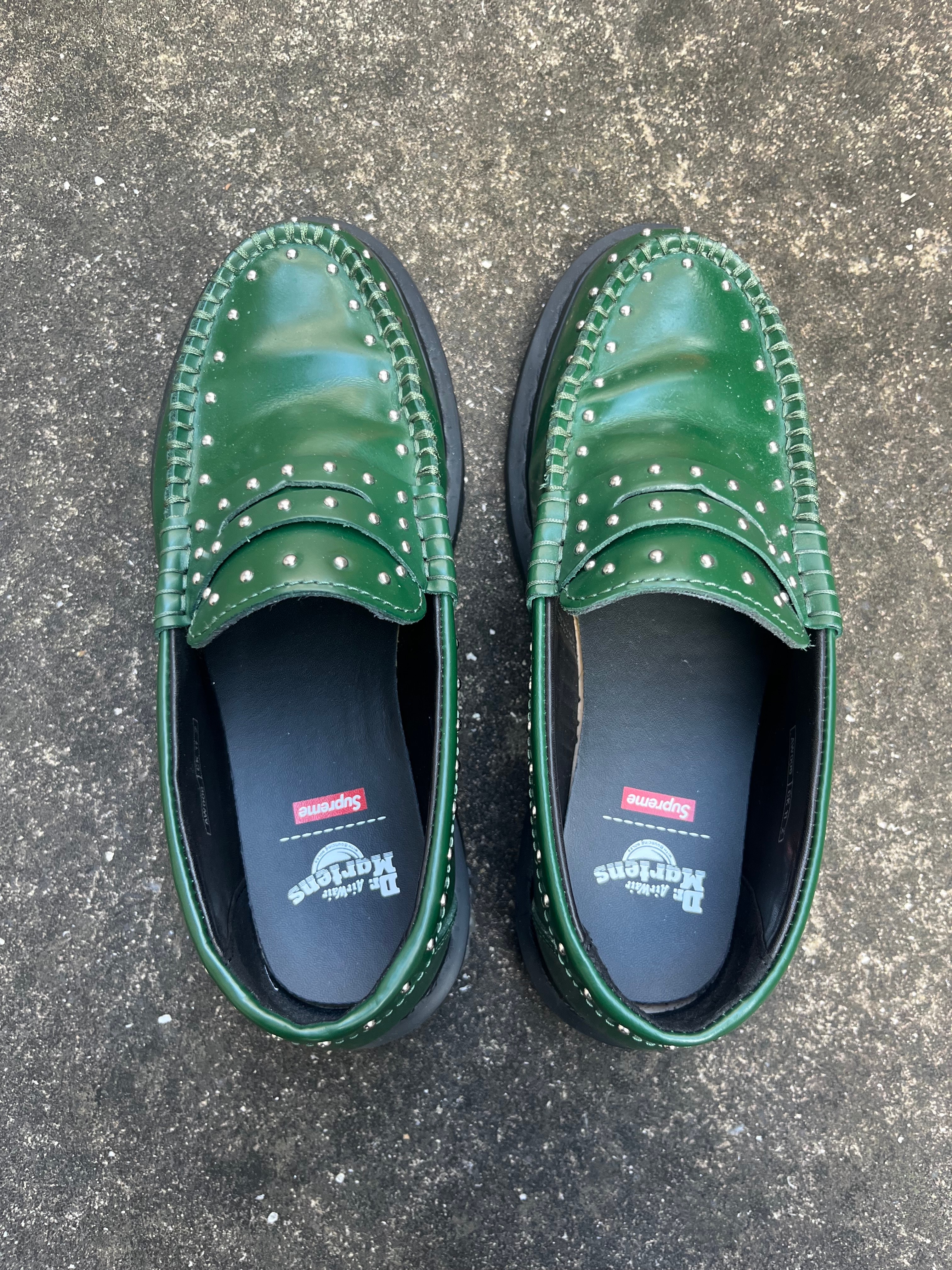 シュプリーム × ドクターマーチン スタッズ ペントン ローファー "ダークグリーン" 25SS Week 13