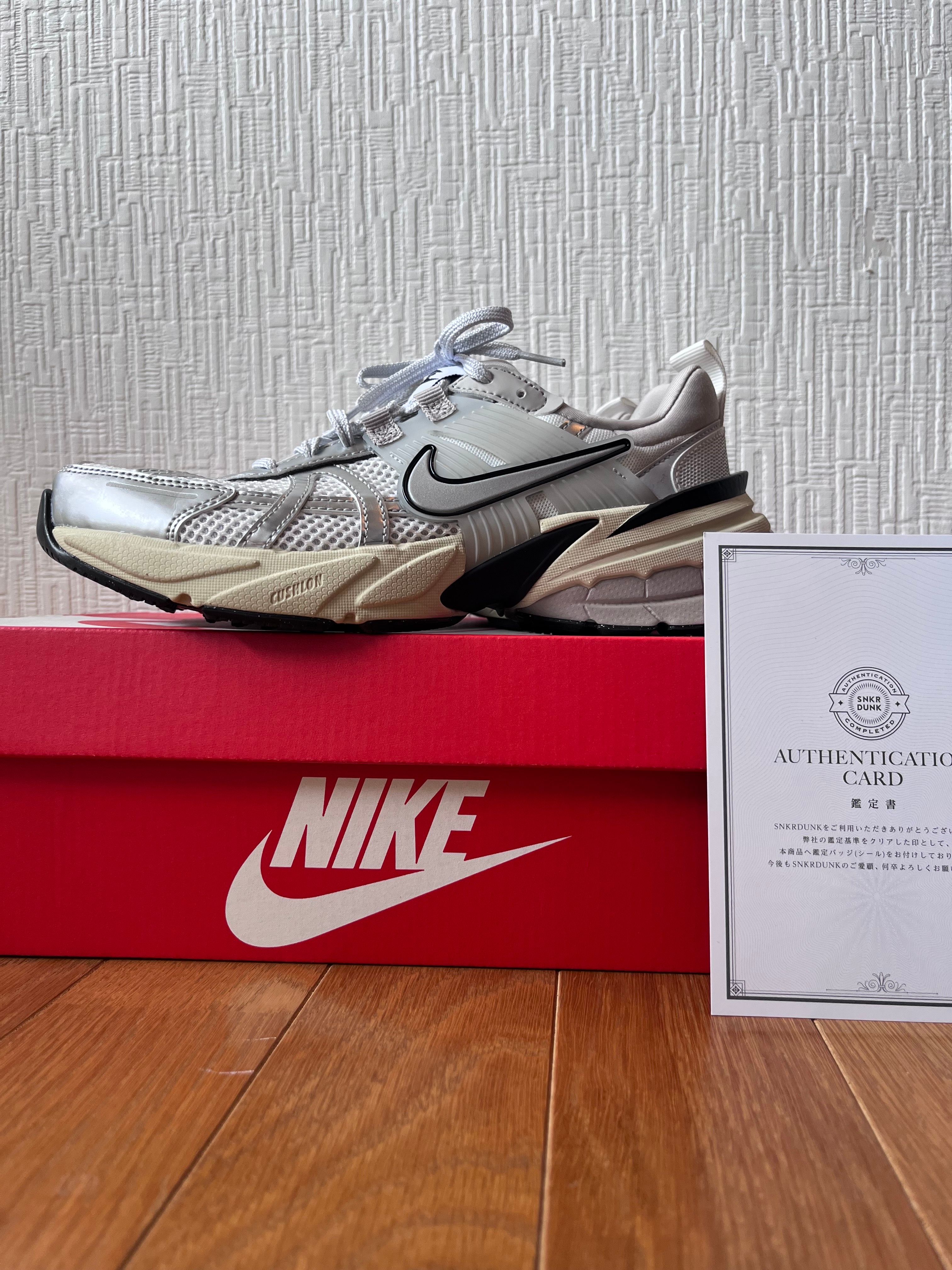 ナイキ ウィメンズ V2K ラン "サミットホワイト アンド メタリックシルバー"