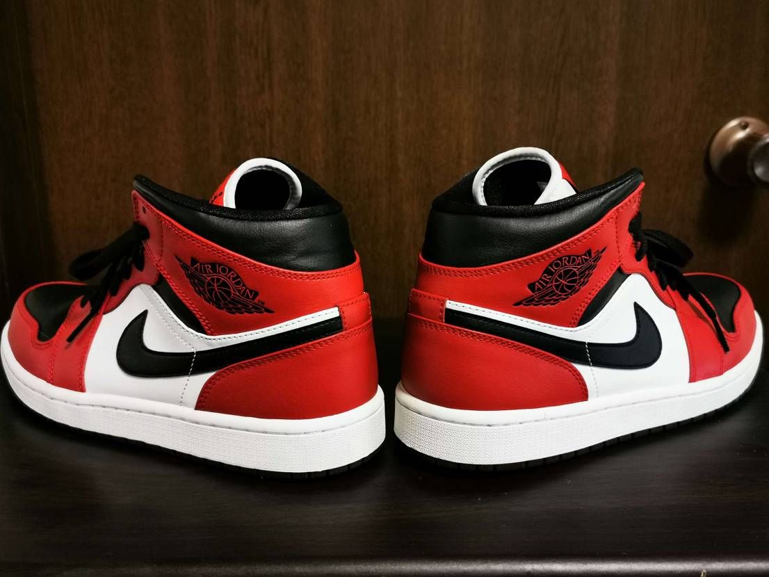 Nike Air Jordan 1 Mid "Chicago Black Toe"