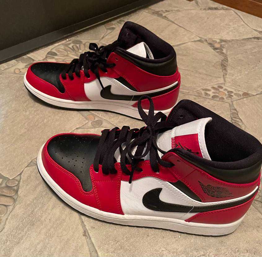 Nike Air Jordan 1 Mid "Chicago Black Toe"