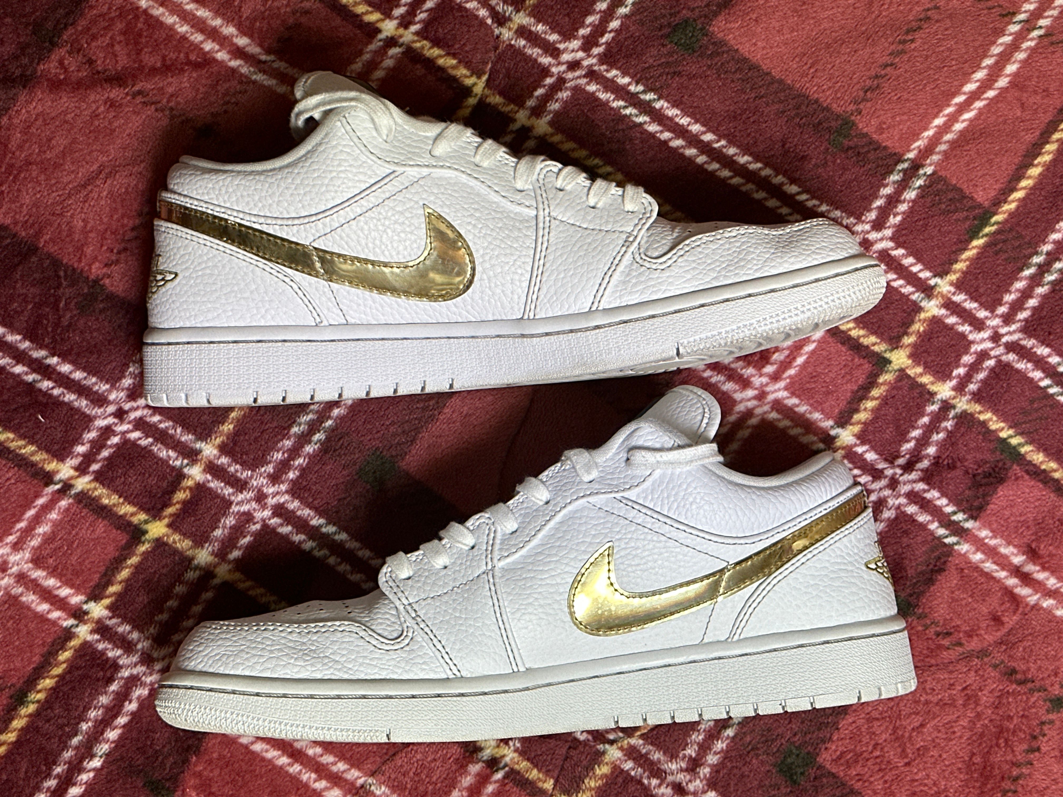 NIKE Women's AIR JORDAN 1 LOW SE "WHITE/GOLD"
