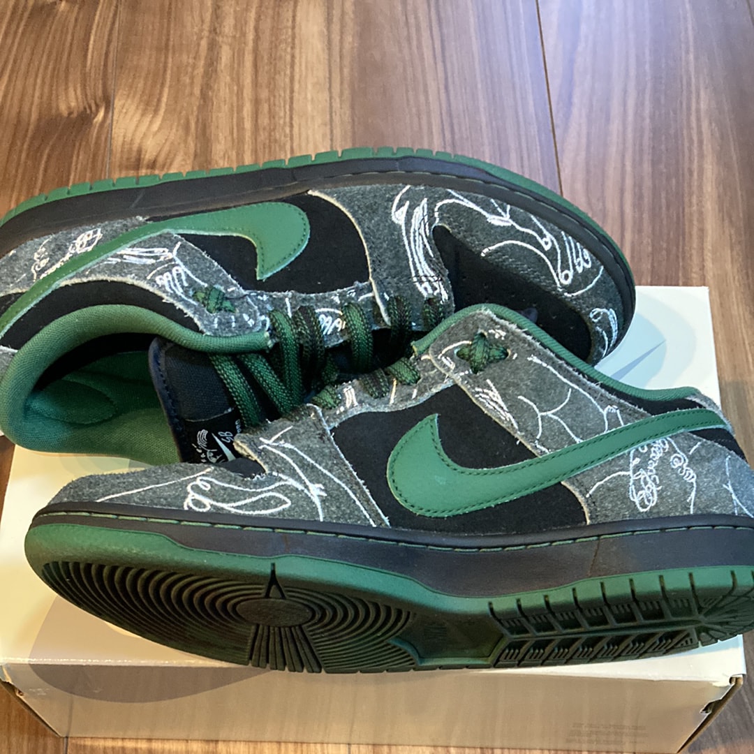 There Skateboards × Nike SB Dunk Low Pro "Anthracite and Gorge Green"