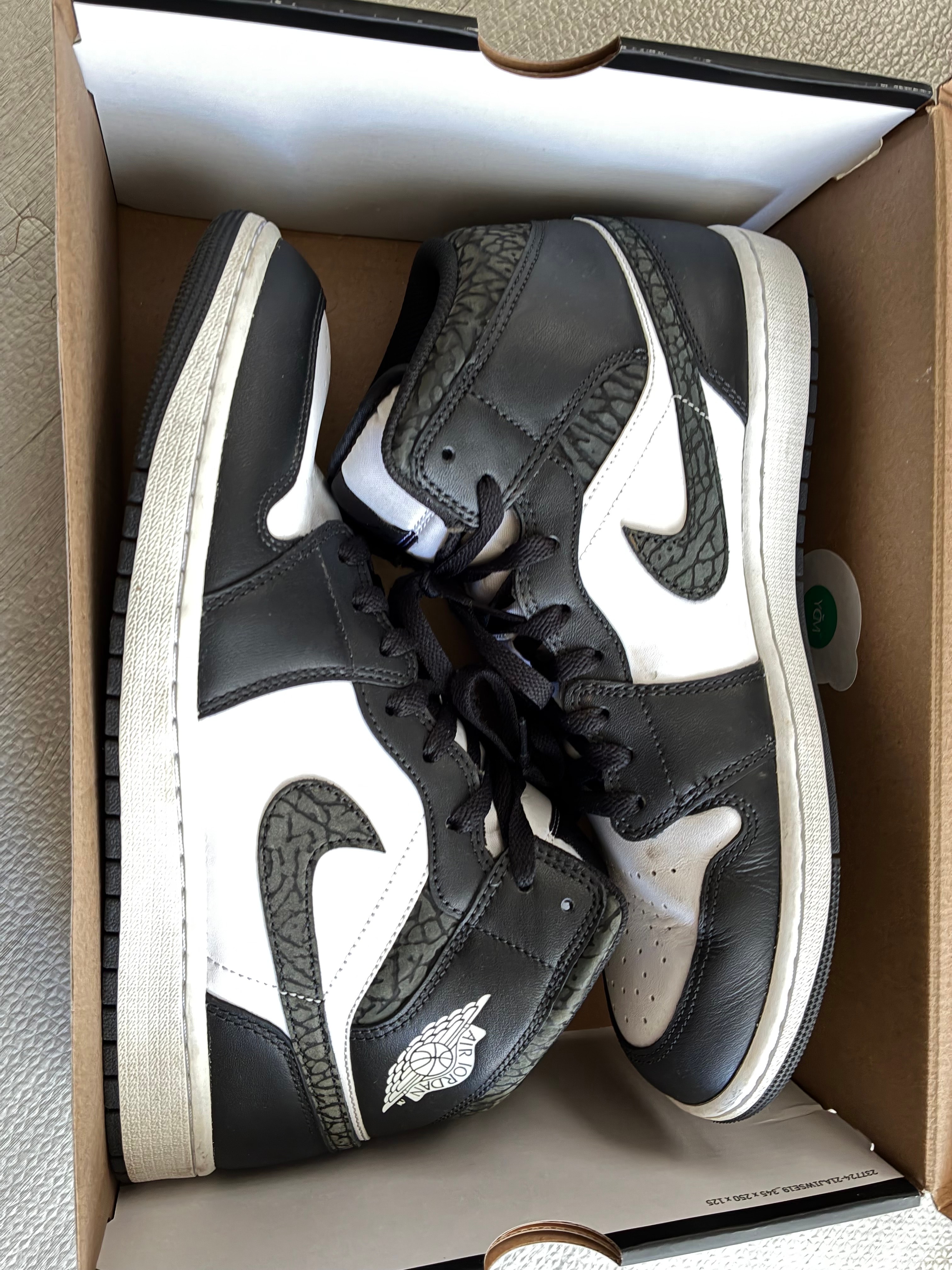 ナイキ エアジョーダン1 ミッド "パンダエレファント/サファリ"