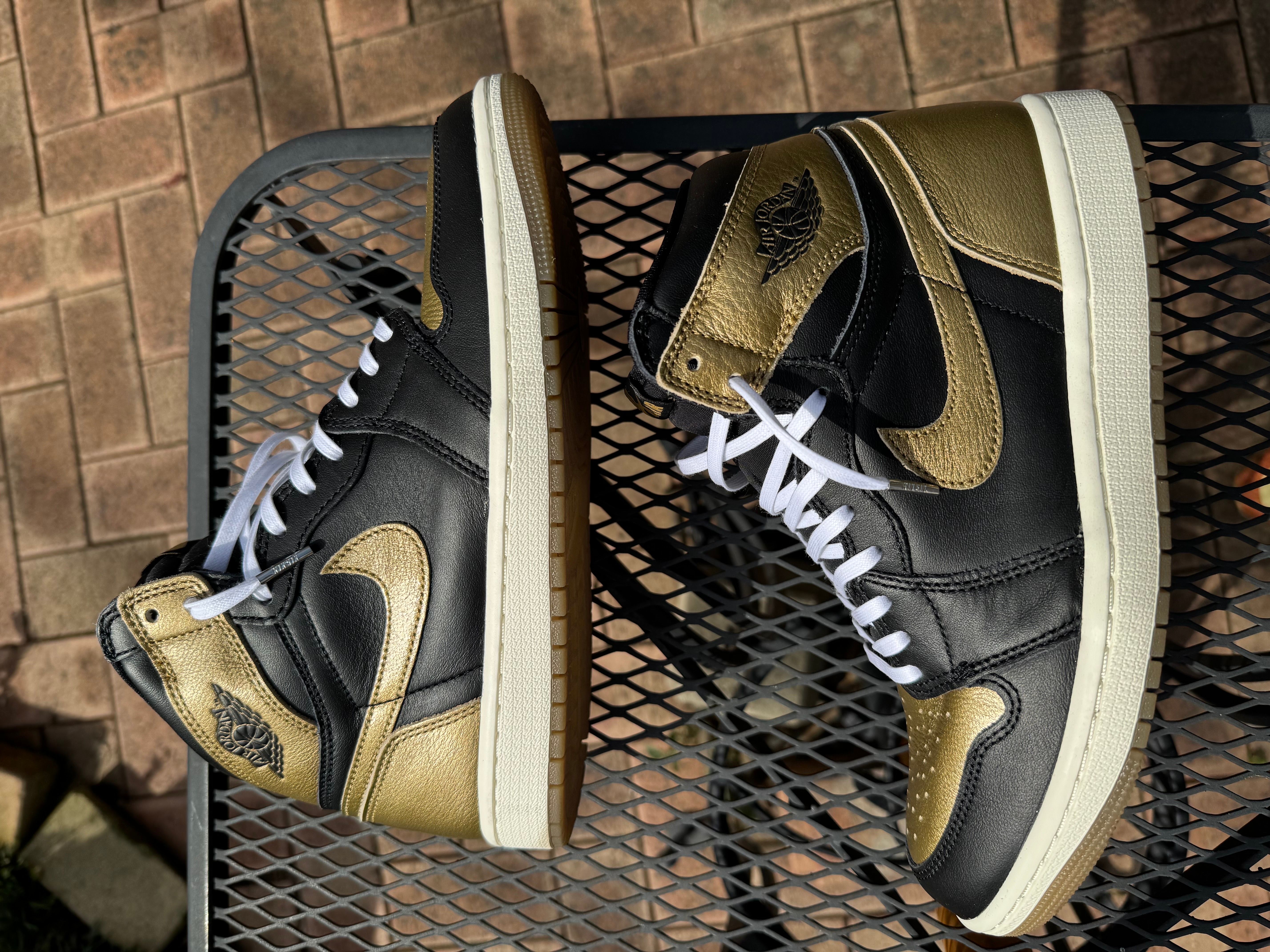 Nike Air Jordan 1 Retro High OG "Black and Gold"