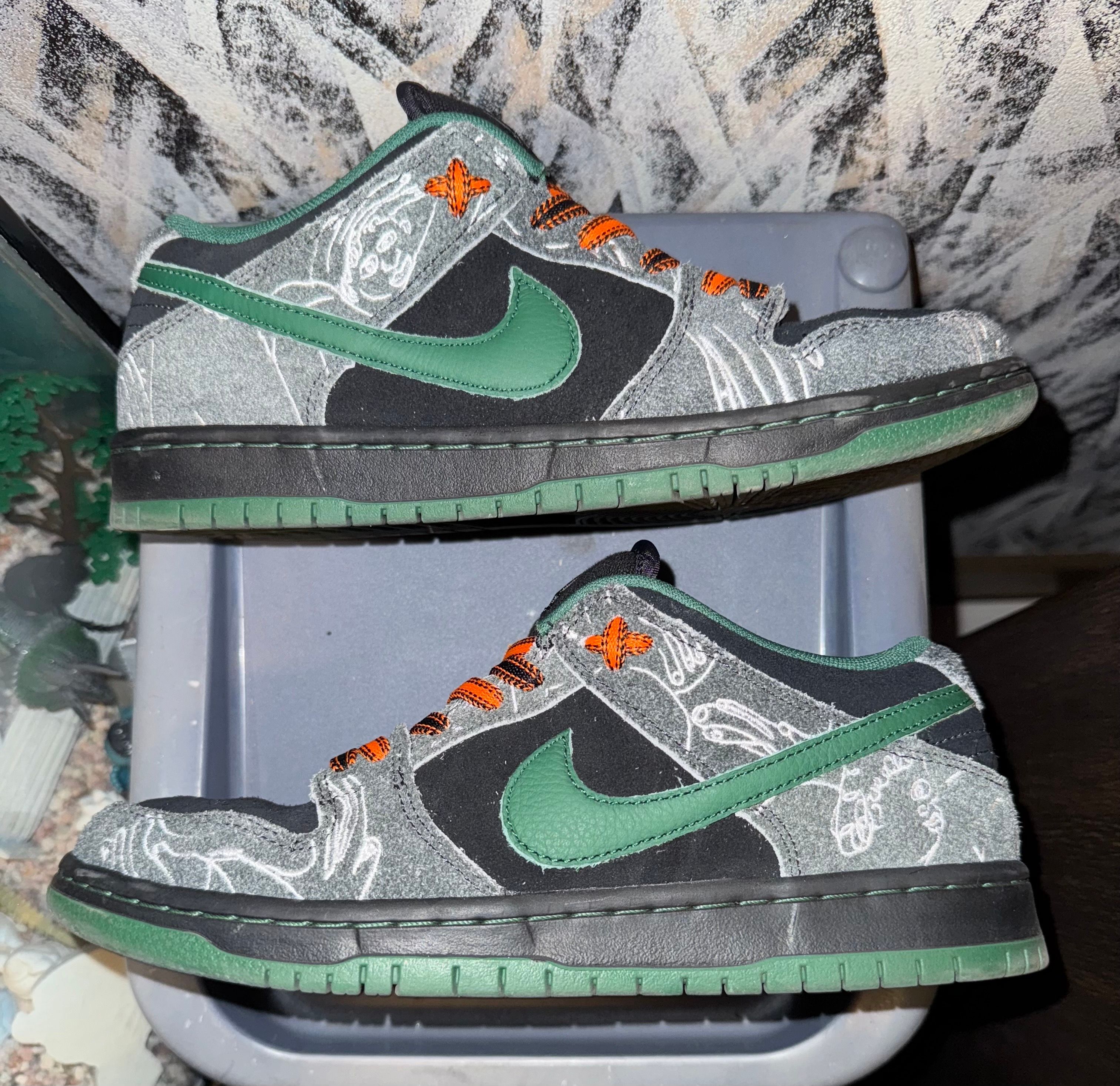 There Skateboards × Nike SB Dunk Low Pro "Anthracite and Gorge Green"