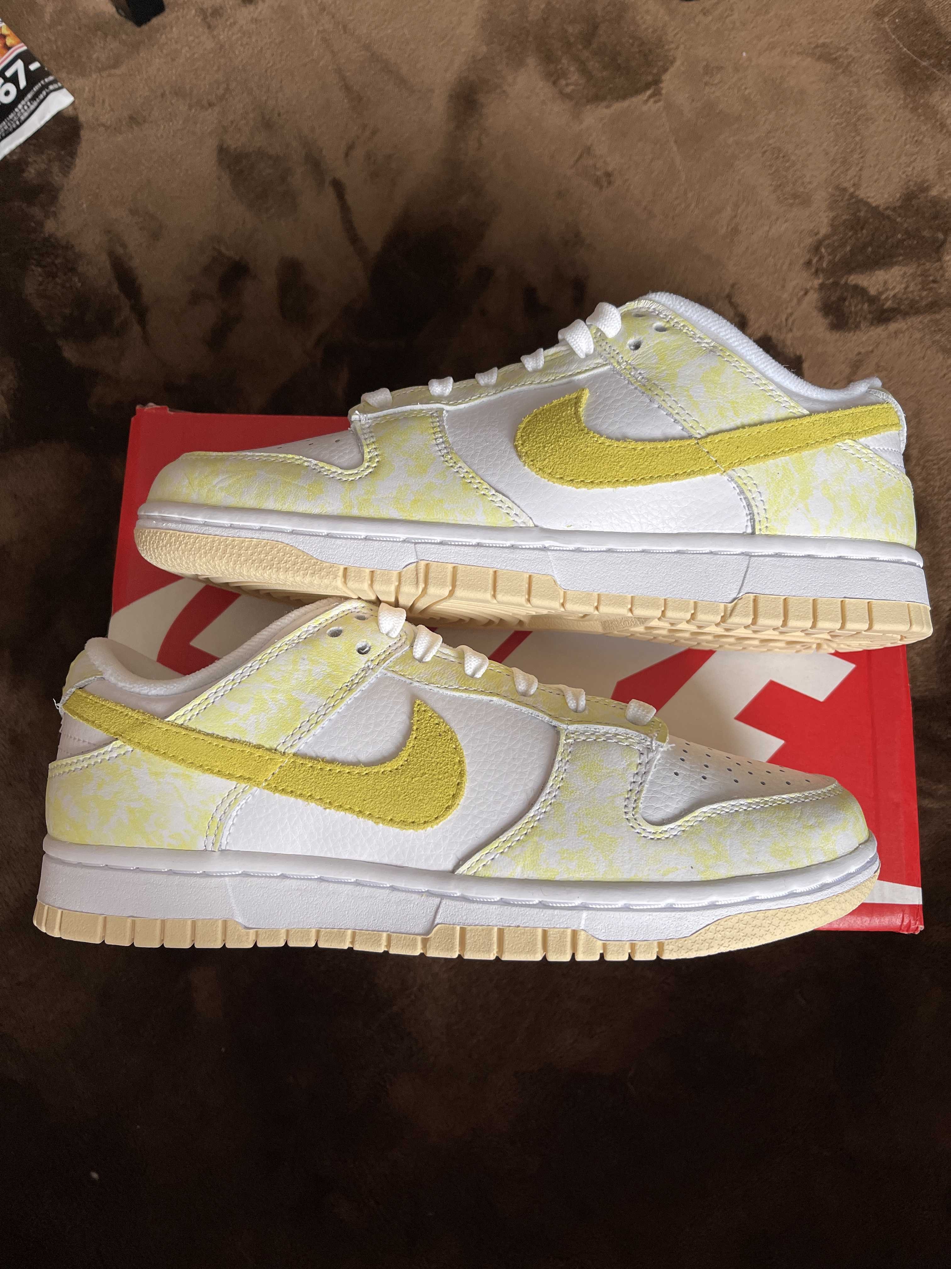 NIKE Women's DUNK LOW "YELLOW STRIKE"