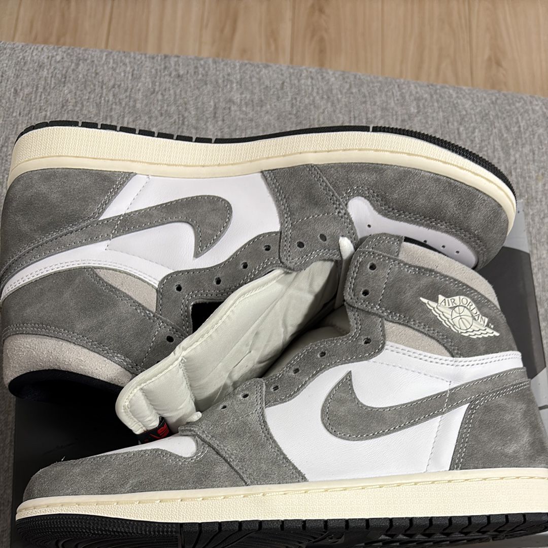 Nike Air Jordan 1 Retro High OG "Black and Smoke Grey"