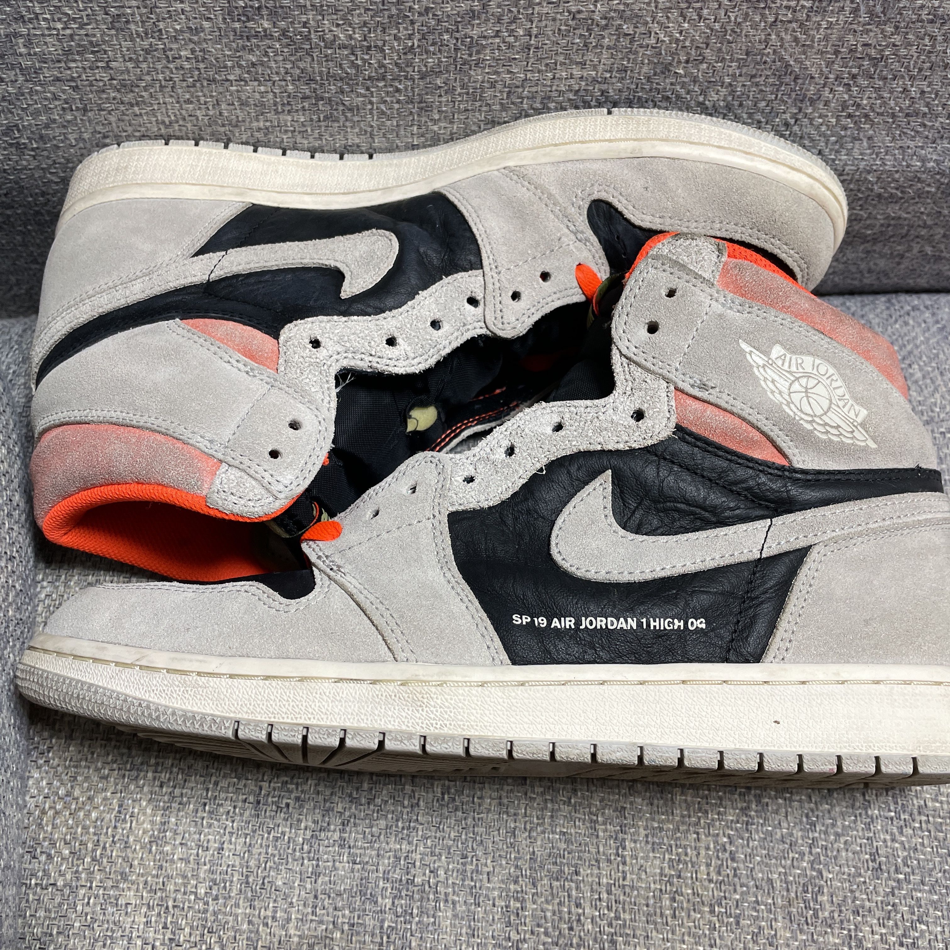 Nike Air Jordan 1 RETRO High OG "Hyper Crimson"