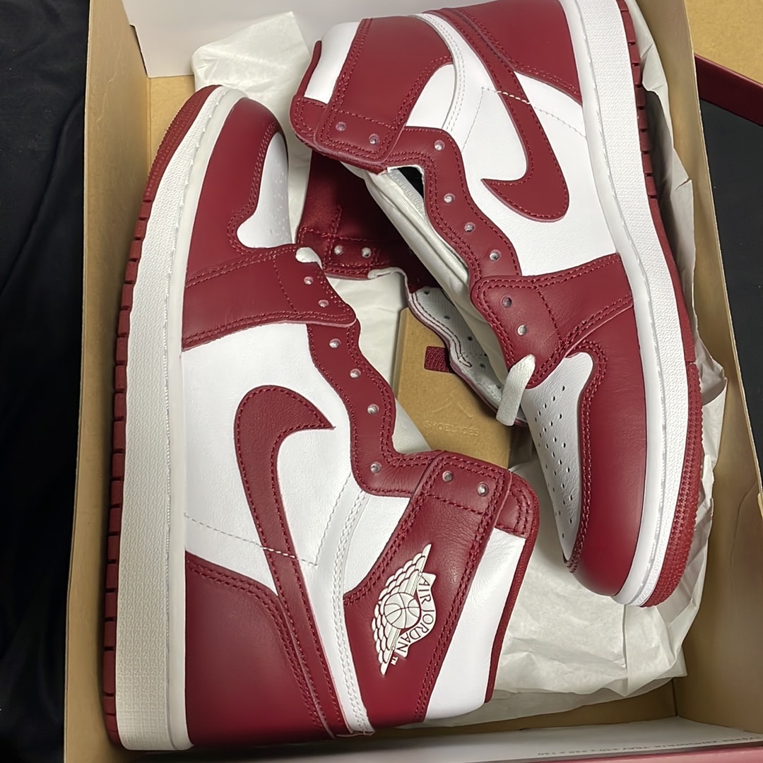 Nike Air Jordan 1 Retro High OG "Artisanal Red"