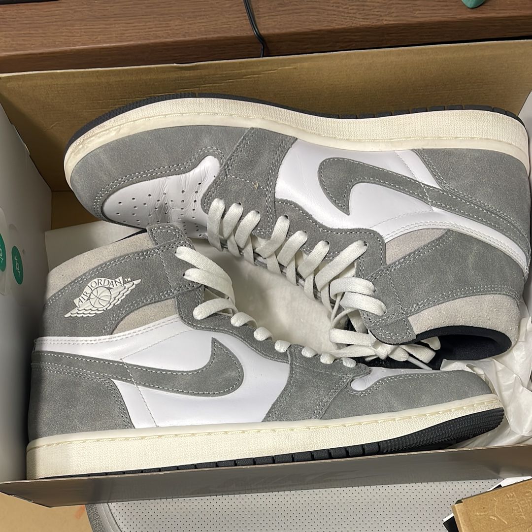 Nike Air Jordan 1 Retro High OG "Black and Smoke Grey"