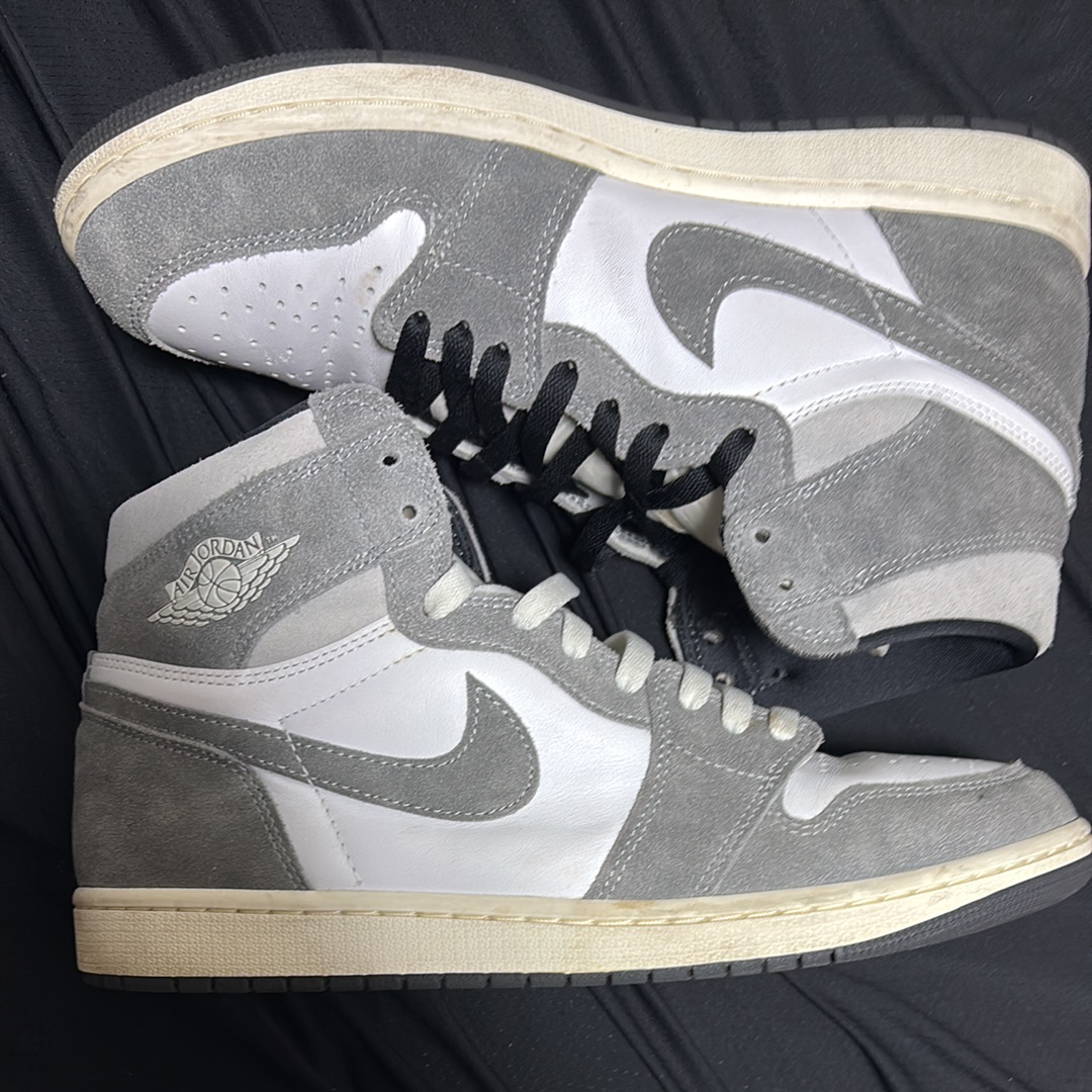 Nike Air Jordan 1 Retro High OG "Black and Smoke Grey"