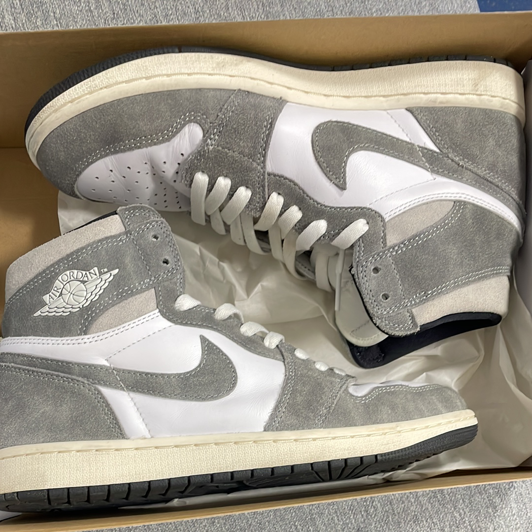 Nike Air Jordan 1 Retro High OG "Black and Smoke Grey"