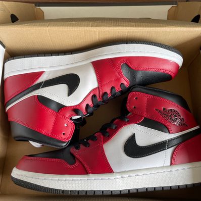 Nike Air Jordan 1 Mid "Chicago Black Toe"