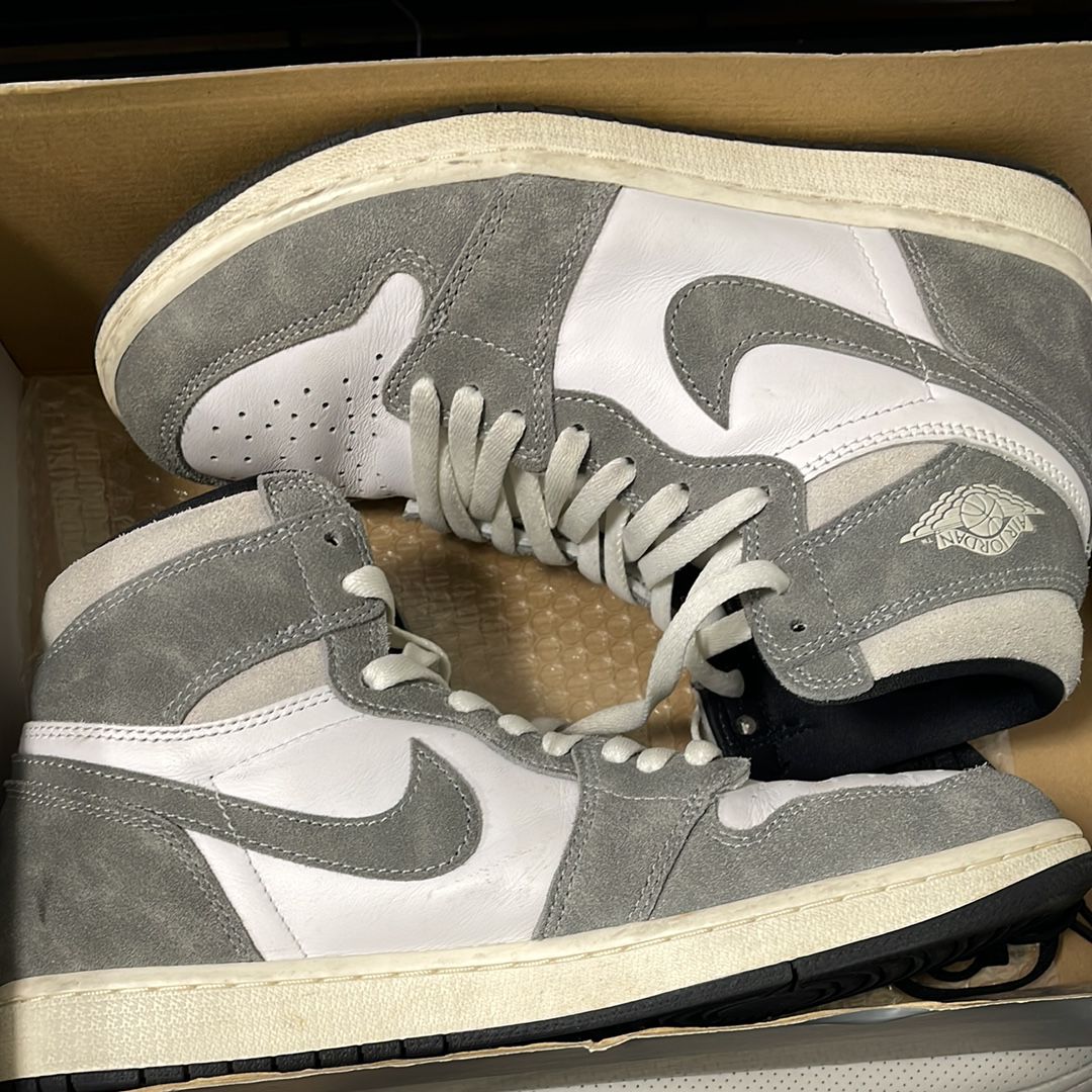 Nike Air Jordan 1 Retro High OG "Black and Smoke Grey"