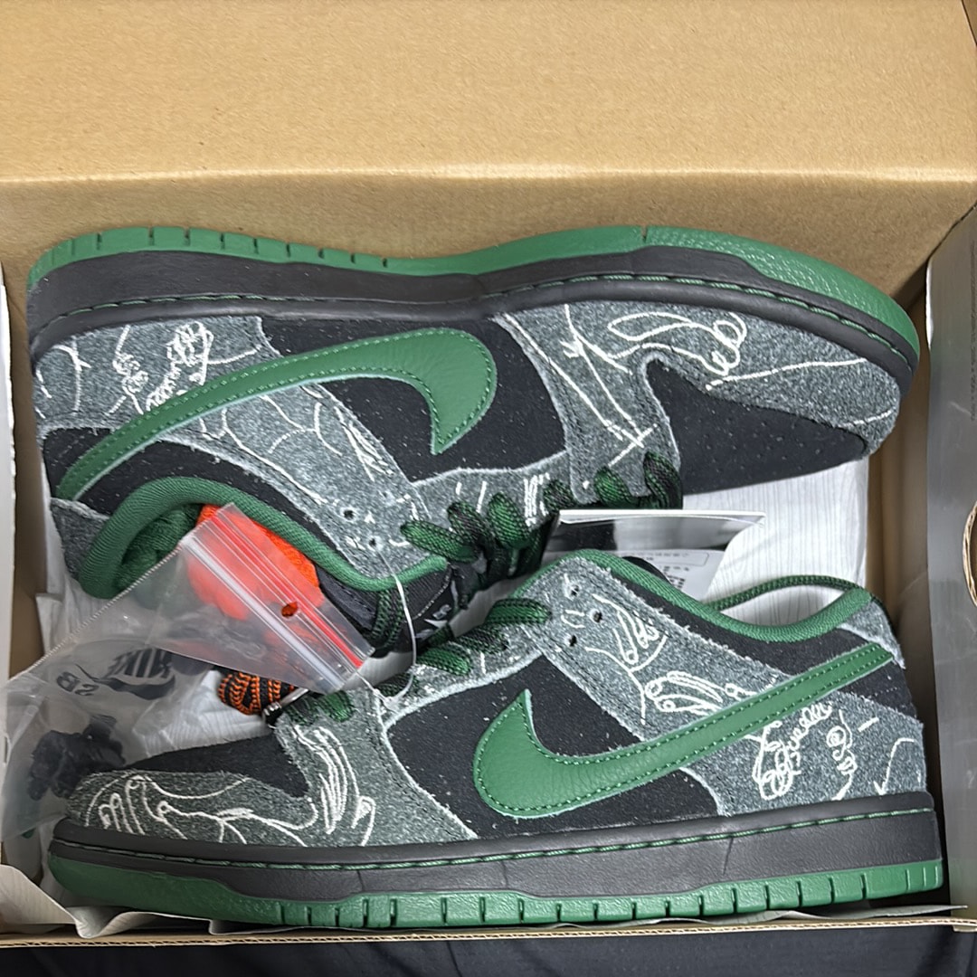 There Skateboards × Nike SB Dunk Low Pro "Anthracite and Gorge Green"