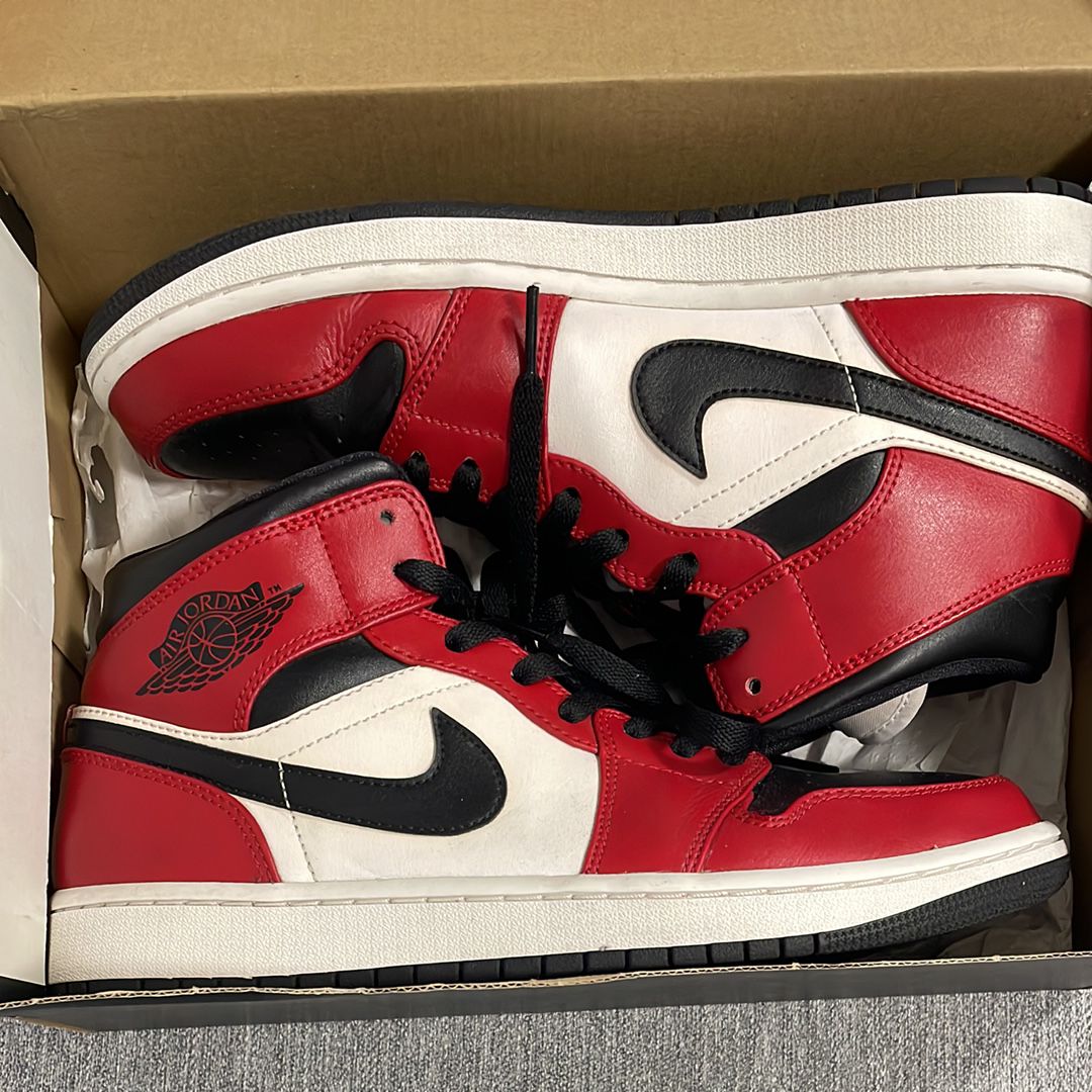 Nike Air Jordan 1 Mid "Chicago Black Toe"