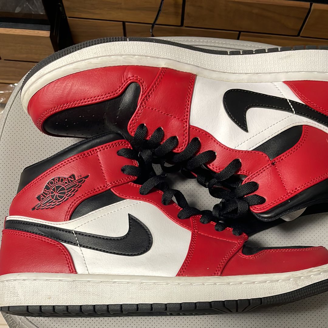 Nike Air Jordan 1 Mid "Chicago Black Toe"