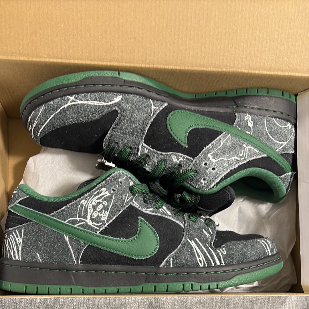 There Skateboards × Nike SB Dunk Low Pro "Anthracite and Gorge Green"