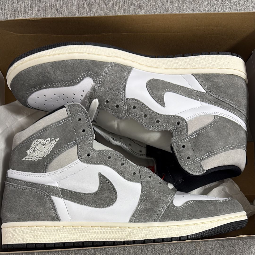 Nike Air Jordan 1 Retro High OG "Black and Smoke Grey"