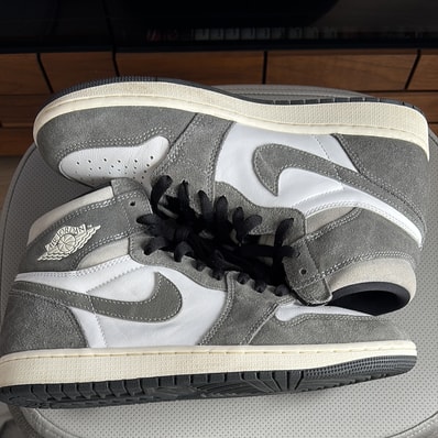 Nike Air Jordan 1 Retro High OG "Black and Smoke Grey"
