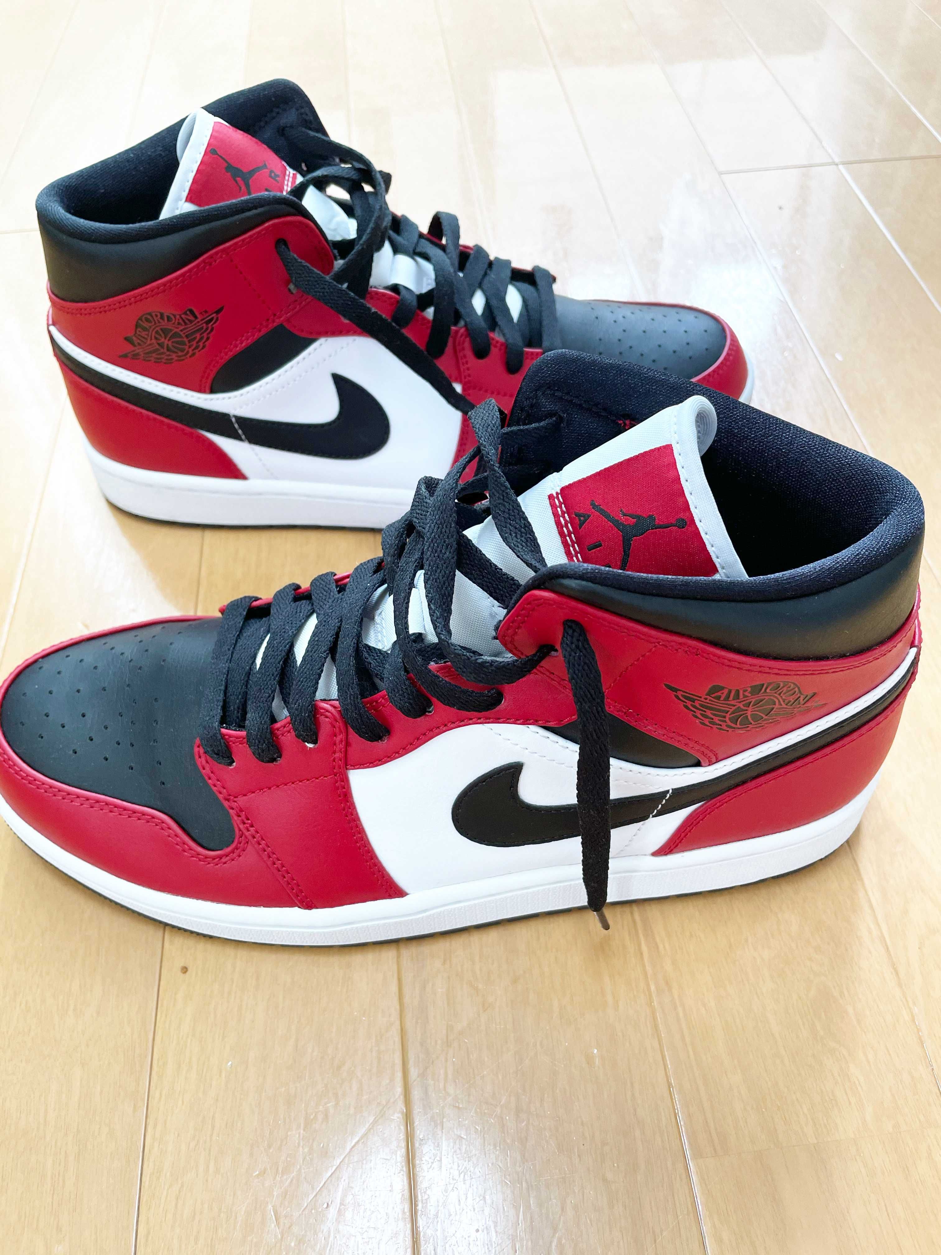 Nike Air Jordan 1 Mid "Chicago Black Toe"